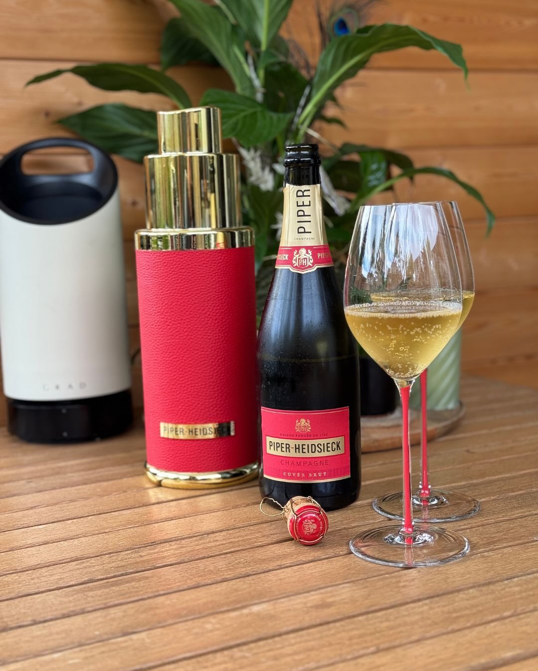 Nicht jede Flasche schenkt man wegen des Inhalts. Manche, weil sie gut aussehen. Und manchmal reicht das auch völlig aus. 🥂 🍾 @piper_heidsieck – Cuvée Brut – Le Parfum Edition… (1)