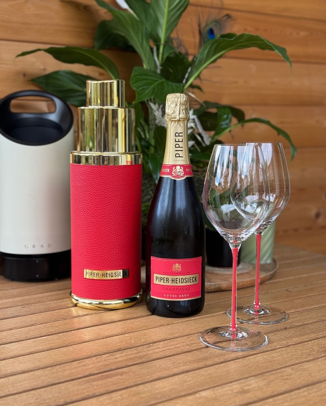 Nicht jede Flasche schenkt man wegen des Inhalts. Manche, weil sie gut aussehen. Und manchmal reicht das auch völlig aus. 🥂 🍾 @piper_heidsieck – Cuvée Brut – Le Parfum Edition… (4)