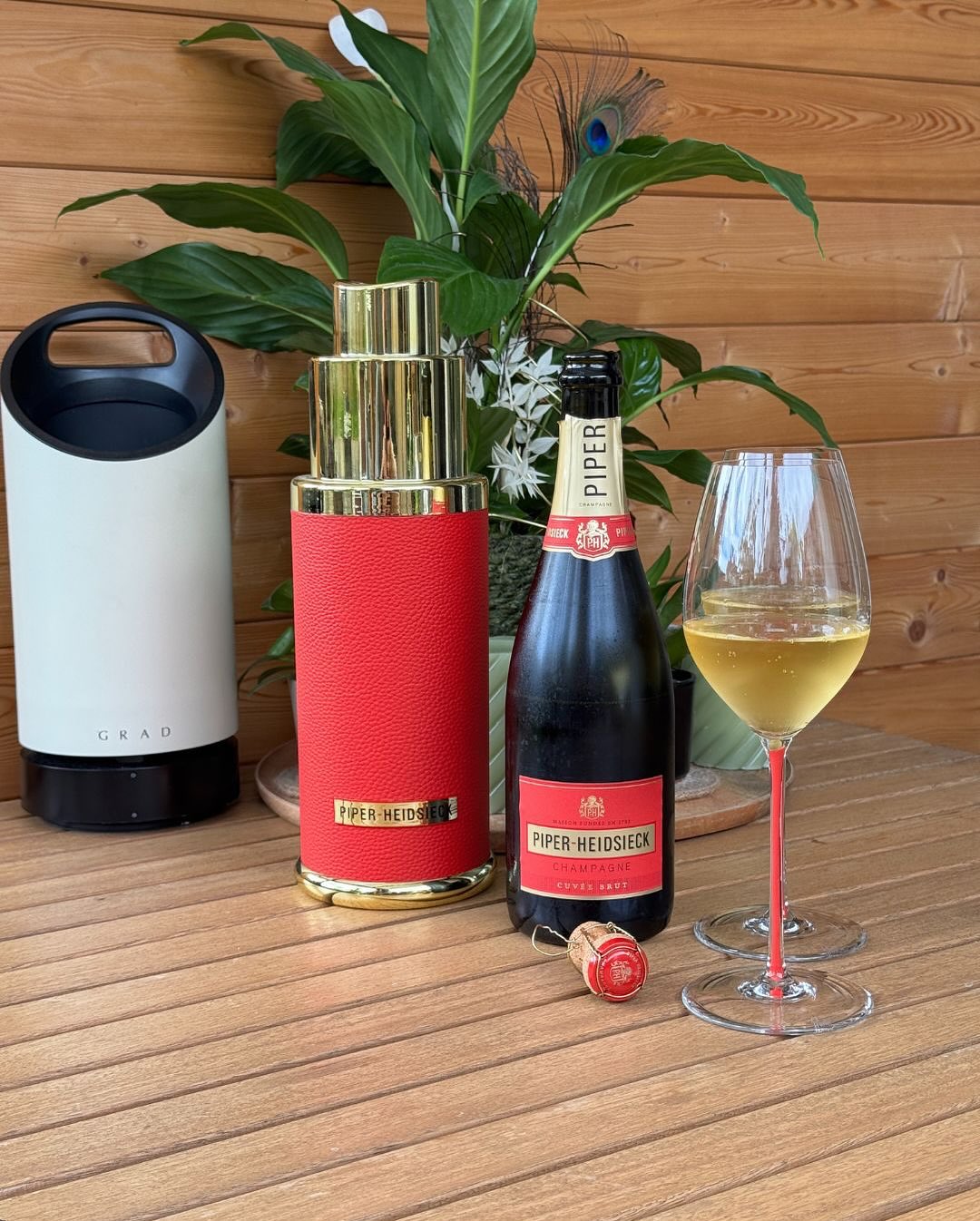 Nicht jede Flasche schenkt man wegen des Inhalts. Manche, weil sie gut aussehen. Und manchmal reicht das auch völlig aus. 🥂 🍾 @piper_heidsieck – Cuvée Brut – Le Parfum Edition… (6)