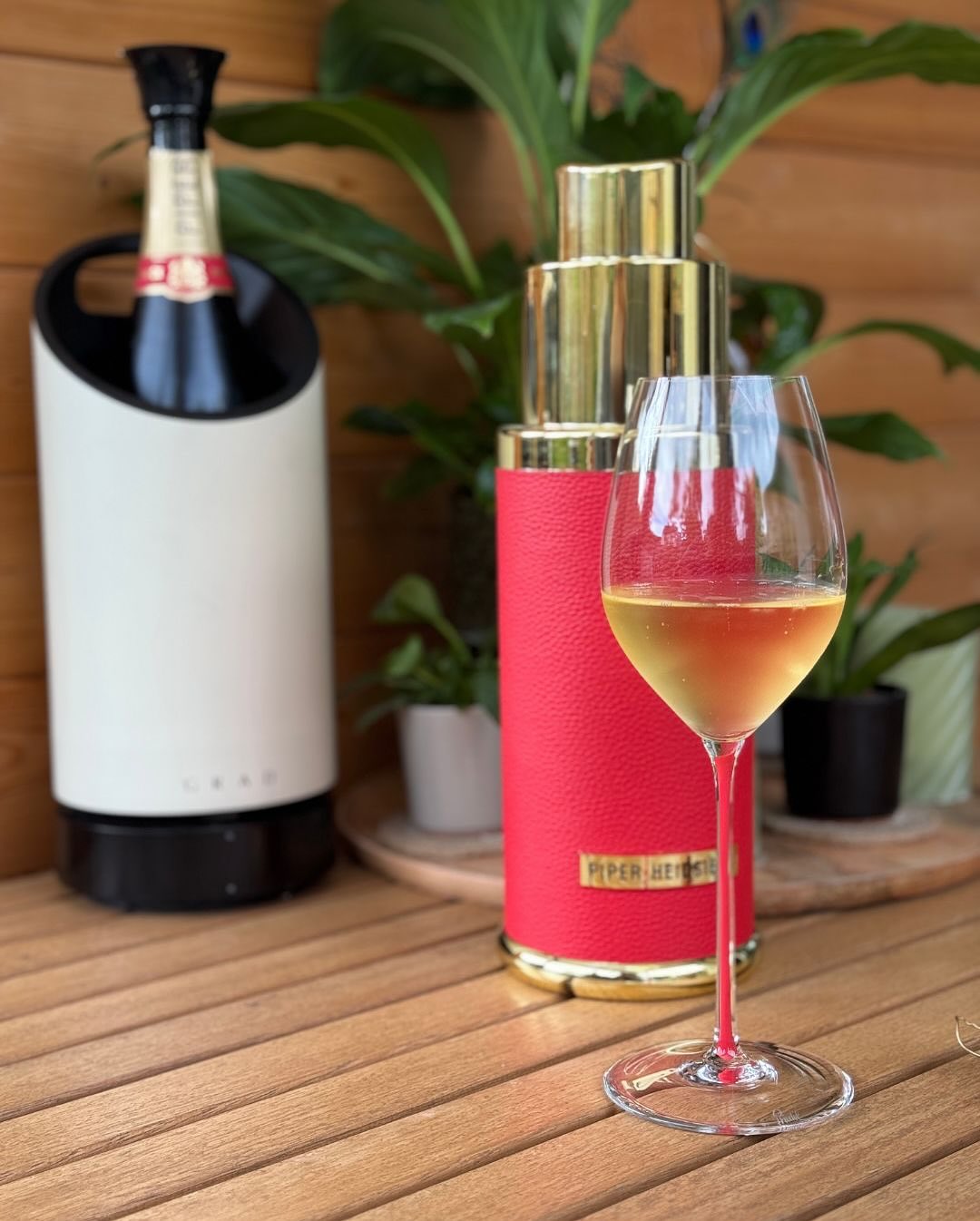 Nicht jede Flasche schenkt man wegen des Inhalts. Manche, weil sie gut aussehen. Und manchmal reicht das auch völlig aus. 🥂 🍾 @piper_heidsieck – Cuvée Brut – Le Parfum Edition… (8)
