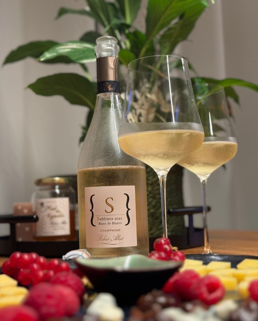 Der Sublimis 2021 von @champagnerobertallait überrascht mich jedes Mal aufs Neue. Ich hatte ihn schon solo, zu Sushi, zu Indisch – und diesmal zur kleinen Käseplatte. Und ganz e… (6)