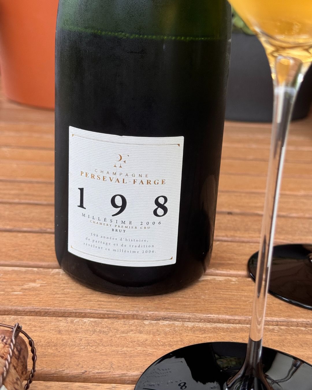 15 Jahre auf der Hefe. Keine Dosage. Und nur rund 1.000 Flaschen produziert. Der 198 – Millésime 2006 von @persevalfarge ist keine Cuvée für jeden Tag – aber genau richtig, wenn… (4)