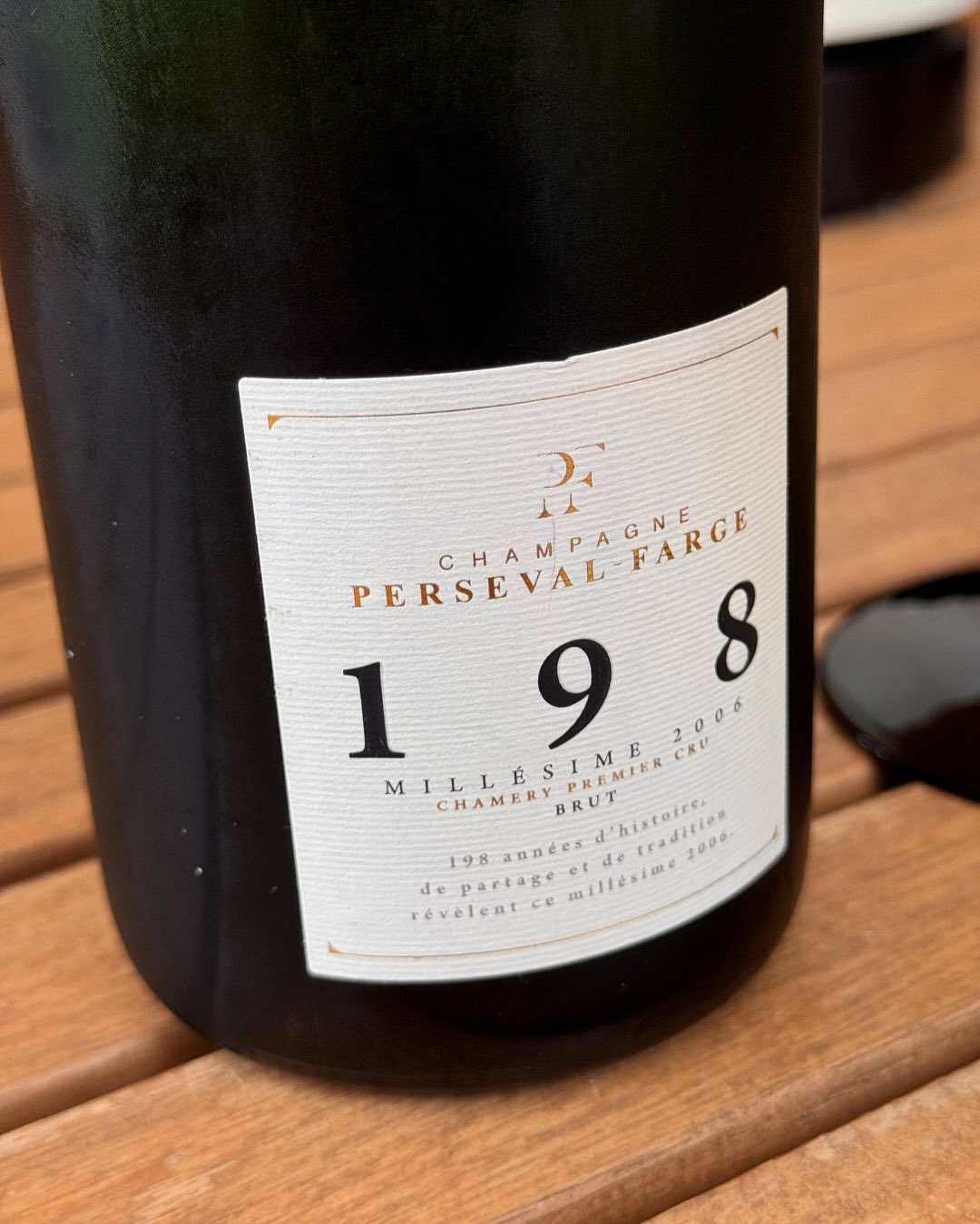 15 Jahre auf der Hefe. Keine Dosage. Und nur rund 1.000 Flaschen produziert. Der 198 – Millésime 2006 von @persevalfarge ist keine Cuvée für jeden Tag – aber genau richtig, wenn… (6)