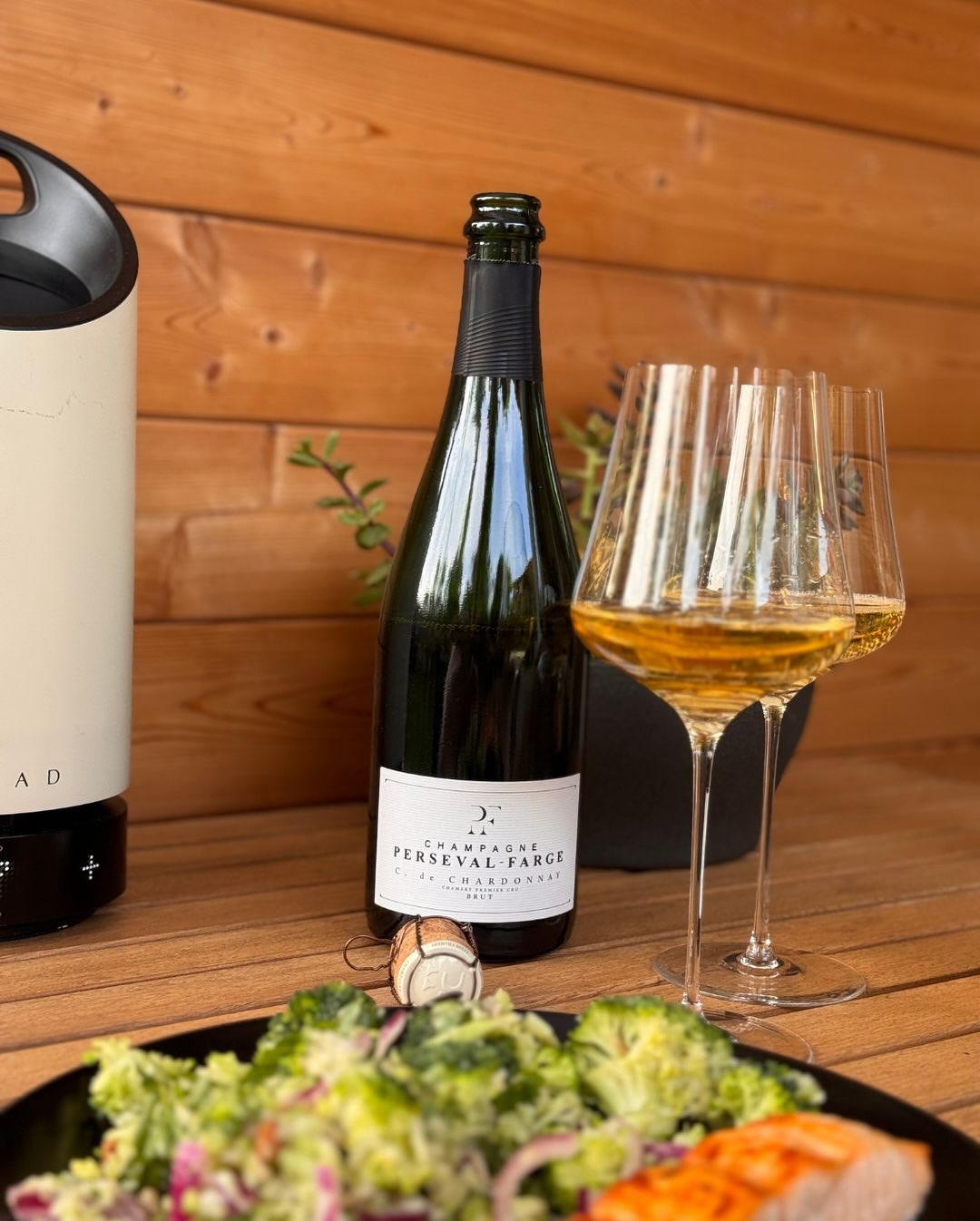 Ein Montagabend wie aus dem Lehrbuch. Lauwarmer Brokkoli-Salat mit Honig-Senf-Dressing. Dazu frischer Lachs – gegrillt, mit etwas Zitrone. Und im Glas: Champagne @persevalfarge … (1)