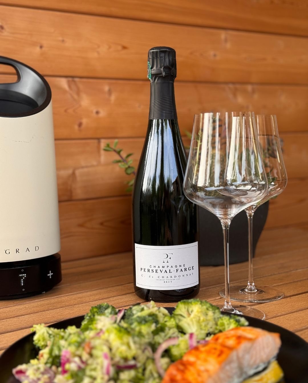 Ein Montagabend wie aus dem Lehrbuch. Lauwarmer Brokkoli-Salat mit Honig-Senf-Dressing. Dazu frischer Lachs – gegrillt, mit etwas Zitrone. Und im Glas: Champagne @persevalfarge … (3)