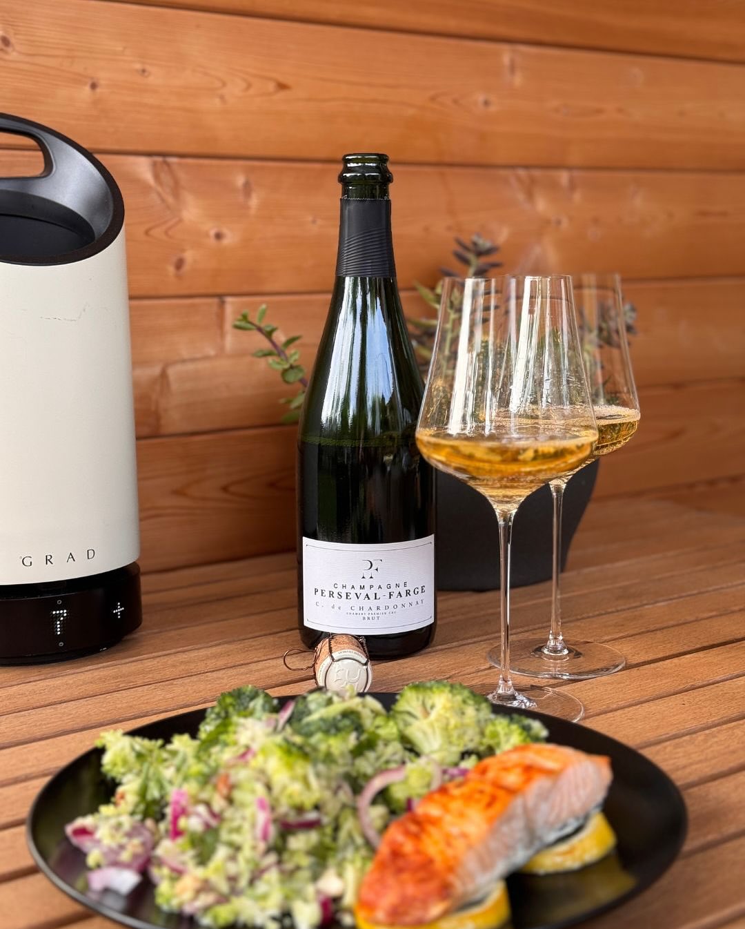 Ein Montagabend wie aus dem Lehrbuch. Lauwarmer Brokkoli-Salat mit Honig-Senf-Dressing. Dazu frischer Lachs – gegrillt, mit etwas Zitrone. Und im Glas: Champagne @persevalfarge … (4)