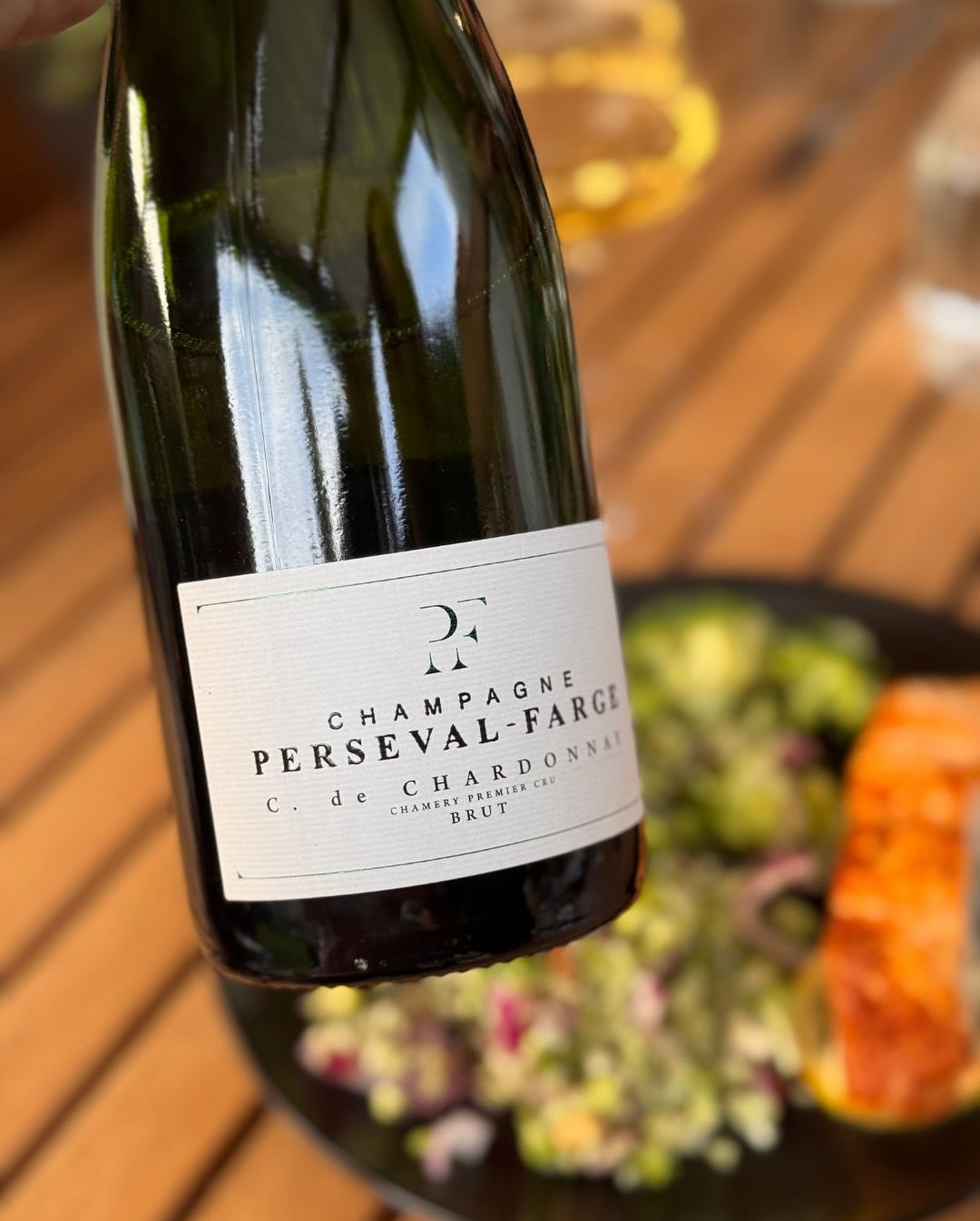 Ein Montagabend wie aus dem Lehrbuch. Lauwarmer Brokkoli-Salat mit Honig-Senf-Dressing. Dazu frischer Lachs – gegrillt, mit etwas Zitrone. Und im Glas: Champagne @persevalfarge … (6)