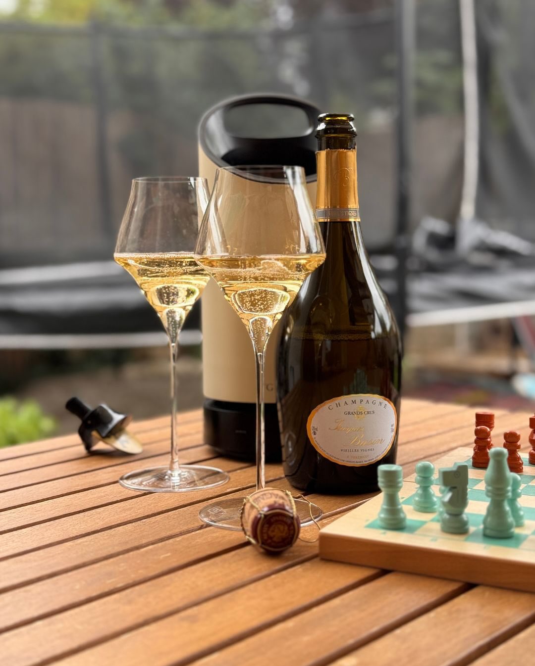Champagne & Chess So lautete das (spontane) Motto an diesem spätsommerlichen Freitag, an dem sonst gar nichts wirklich geplant war. Die Kinder kamen mit einem neuen Schachbrett … (1)