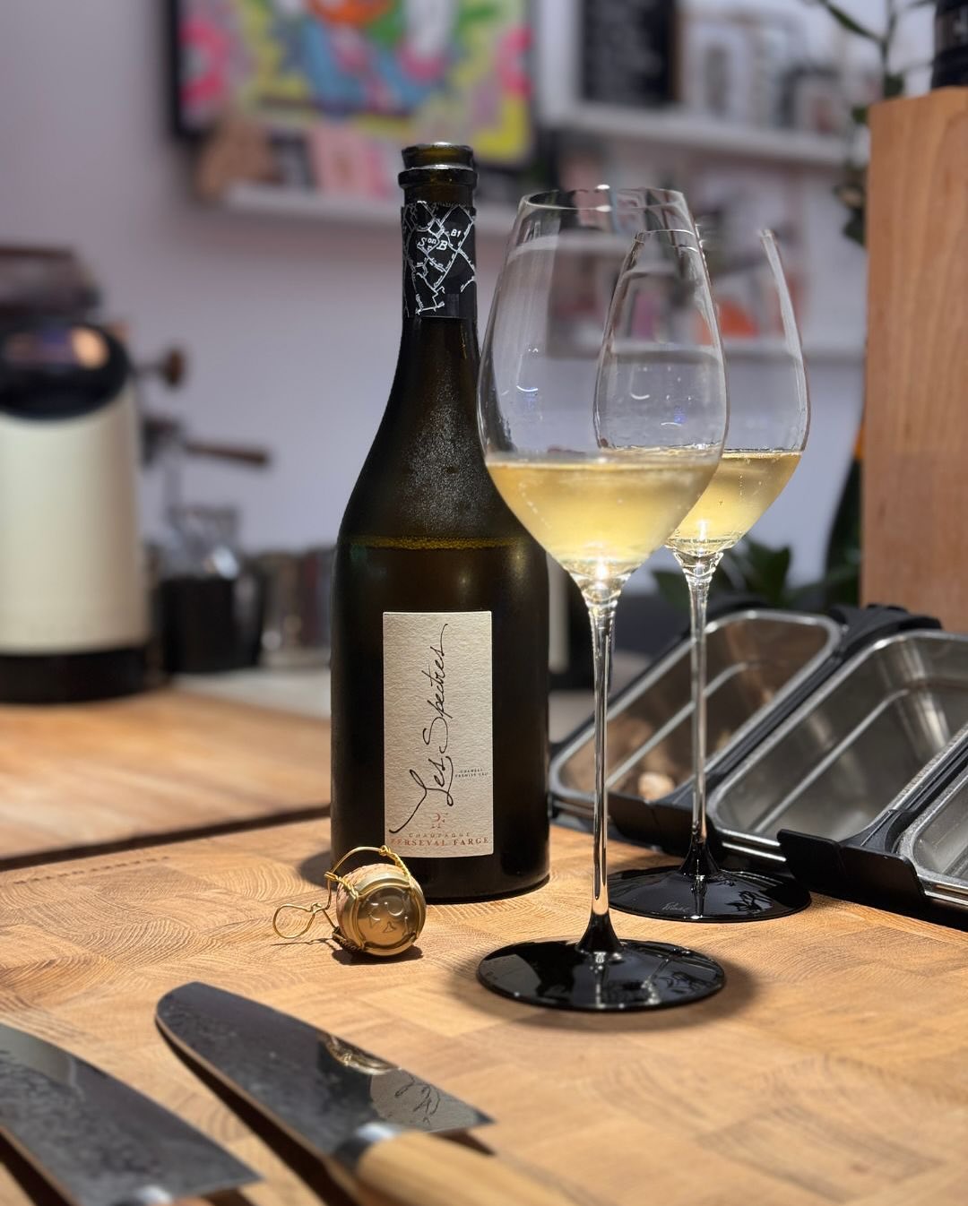 Manche Champagner begleiten Gespräche. Dieser hier unterbricht sie. Die Cuvée Parcellaire „Les Spectres“ von @persevalfarge verlangt Aufmerksamkeit. Am Gaumen: Exotische Früchte… (1)