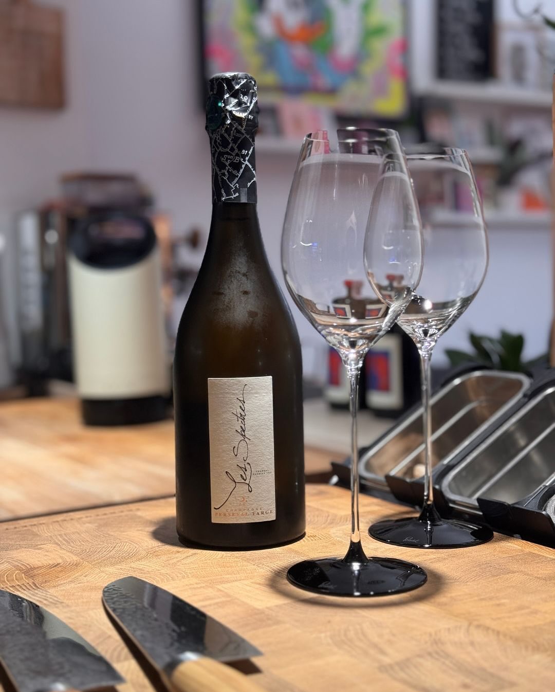 Manche Champagner begleiten Gespräche. Dieser hier unterbricht sie. Die Cuvée Parcellaire „Les Spectres“ von @persevalfarge verlangt Aufmerksamkeit. Am Gaumen: Exotische Früchte… (5)