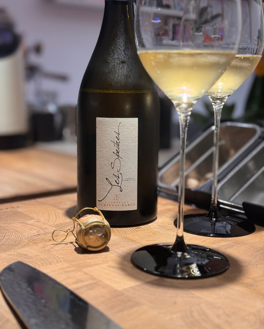 Manche Champagner begleiten Gespräche. Dieser hier unterbricht sie. Die Cuvée Parcellaire „Les Spectres“ von @persevalfarge verlangt Aufmerksamkeit. Am Gaumen: Exotische Früchte… (7)