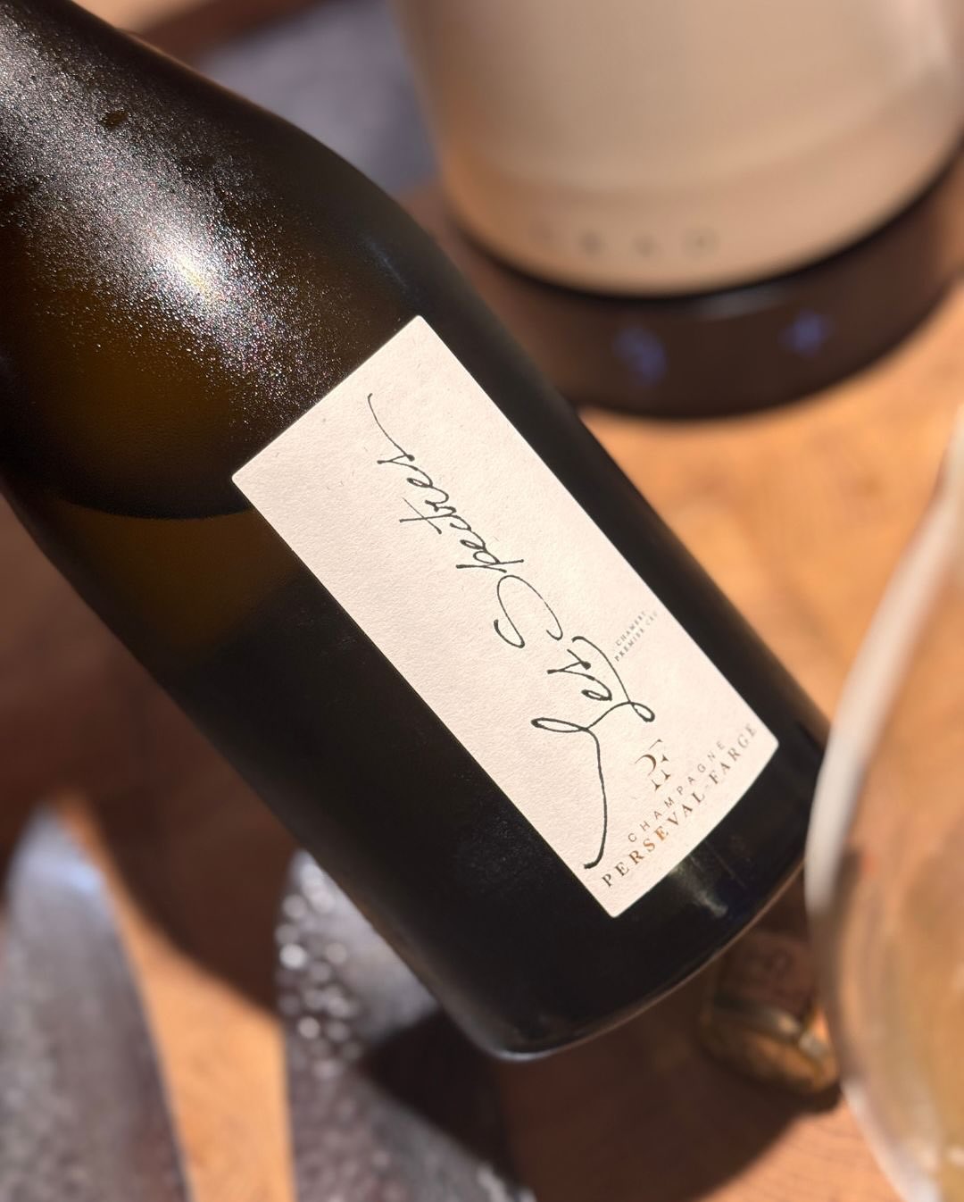 Manche Champagner begleiten Gespräche. Dieser hier unterbricht sie. Die Cuvée Parcellaire „Les Spectres“ von @persevalfarge verlangt Aufmerksamkeit. Am Gaumen: Exotische Früchte… (9)