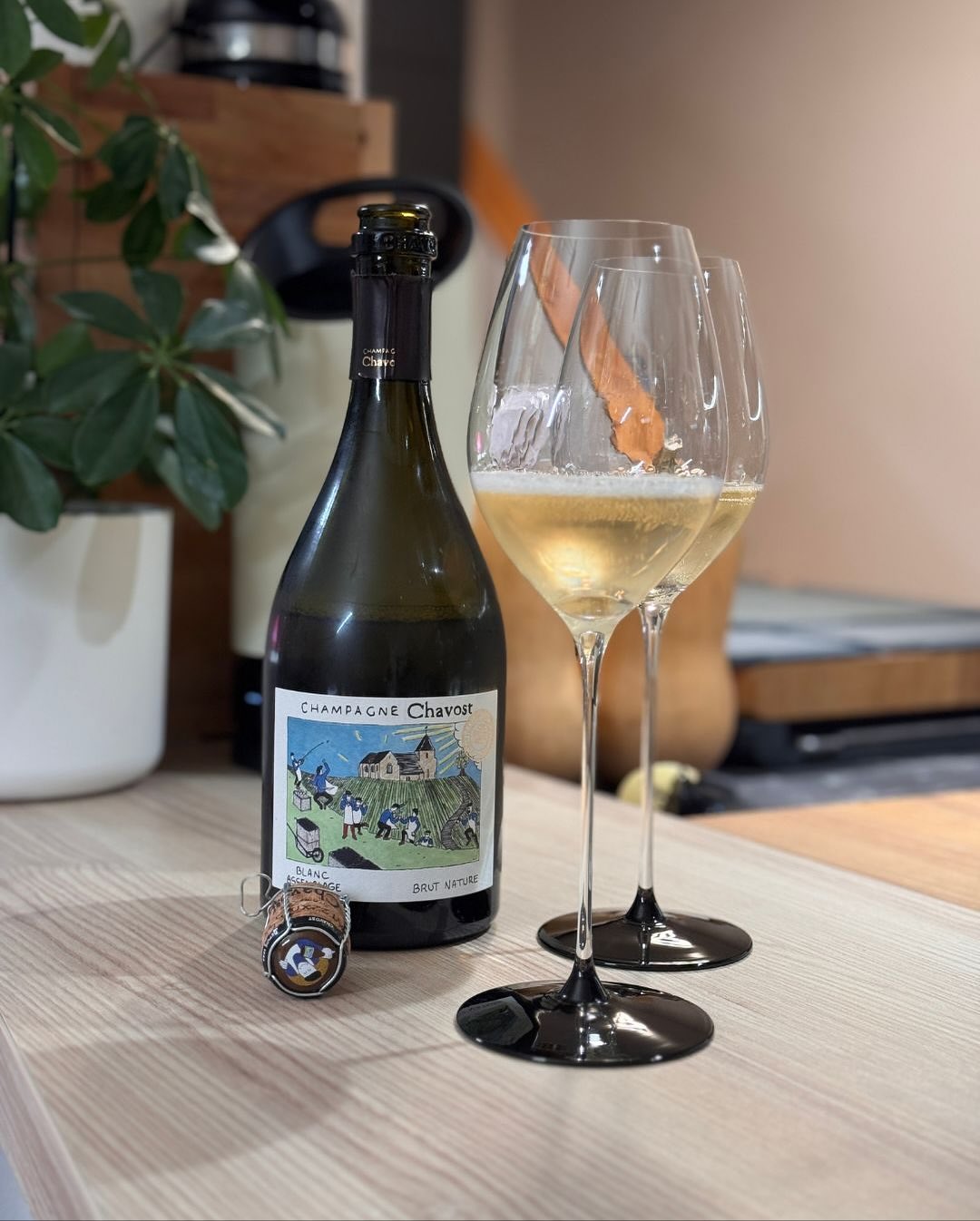Heute geöffnet: @champagnechavost – Blanc Assemblage Brut Nature. Ein Naturwein-Meisterwerk aus Chavot-Courcourt: biodynamisch hergestellt, ohne Schwefelzugabe, ohne Dosage. Ein… (1)
