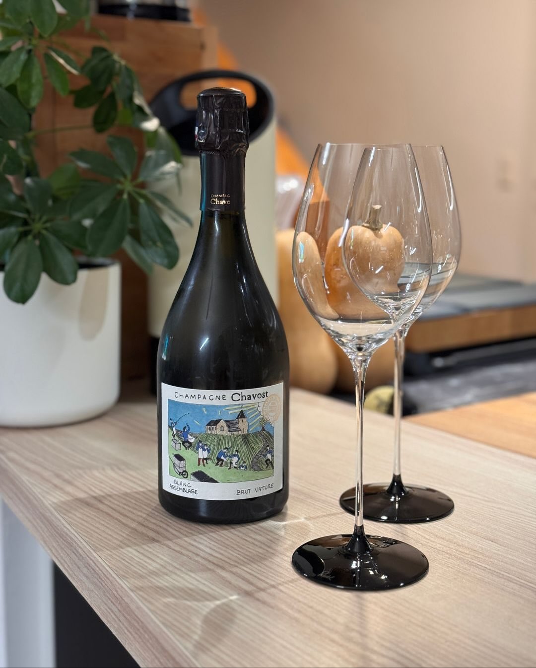 Heute geöffnet: @champagnechavost – Blanc Assemblage Brut Nature. Ein Naturwein-Meisterwerk aus Chavot-Courcourt: biodynamisch hergestellt, ohne Schwefelzugabe, ohne Dosage. Ein… (3)
