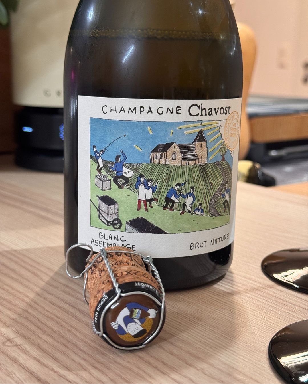 Heute geöffnet: @champagnechavost – Blanc Assemblage Brut Nature. Ein Naturwein-Meisterwerk aus Chavot-Courcourt: biodynamisch hergestellt, ohne Schwefelzugabe, ohne Dosage. Ein… (5)