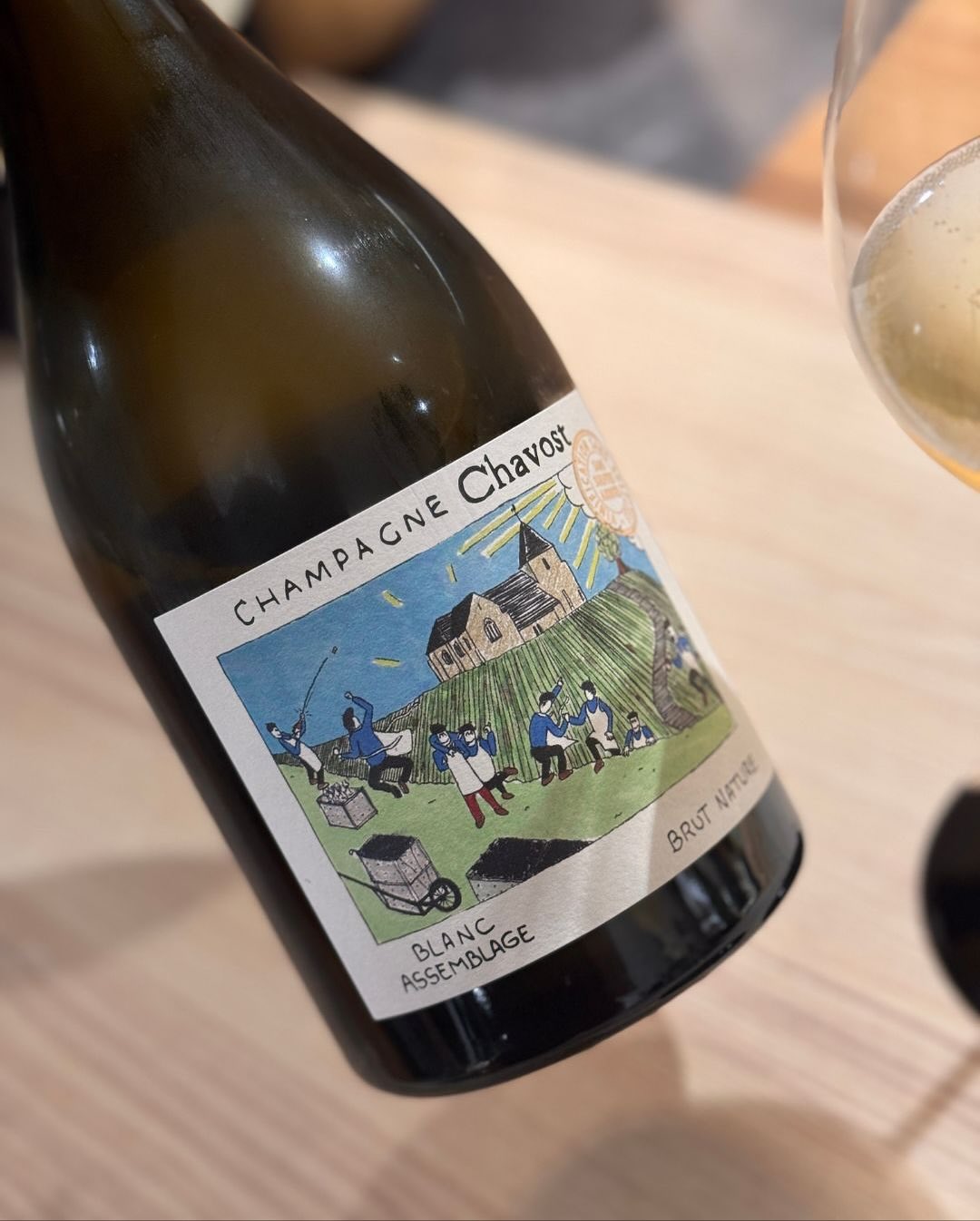 Heute geöffnet: @champagnechavost – Blanc Assemblage Brut Nature. Ein Naturwein-Meisterwerk aus Chavot-Courcourt: biodynamisch hergestellt, ohne Schwefelzugabe, ohne Dosage. Ein… (7)