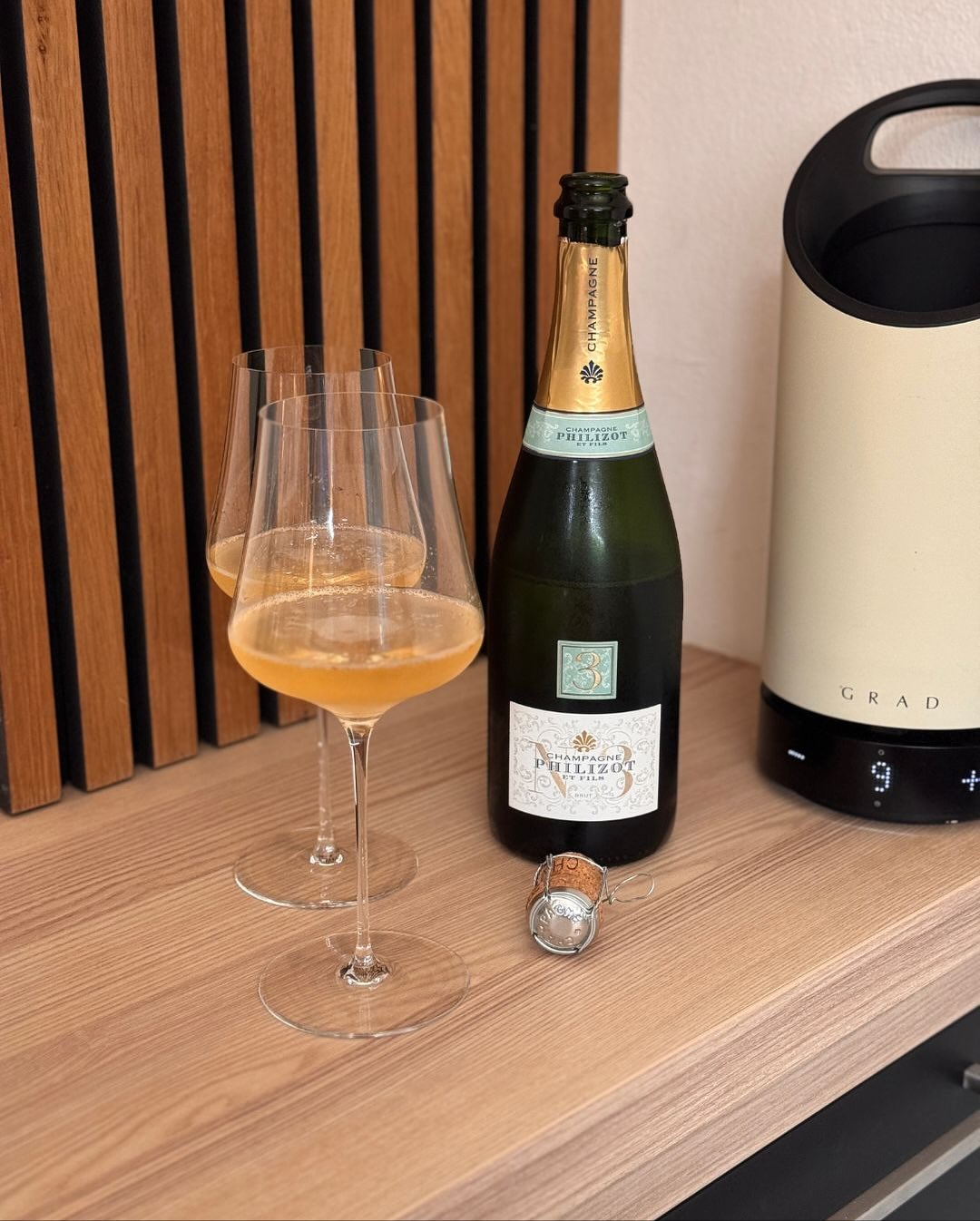 Manchmal sind es die unerwarteten Funde, die am meisten überraschen: Diese Flasche @champagnephilizotetfils – Numéro 3 Brut habe ich in einem kleinen, ländlichen Supermarkt entd… (1)