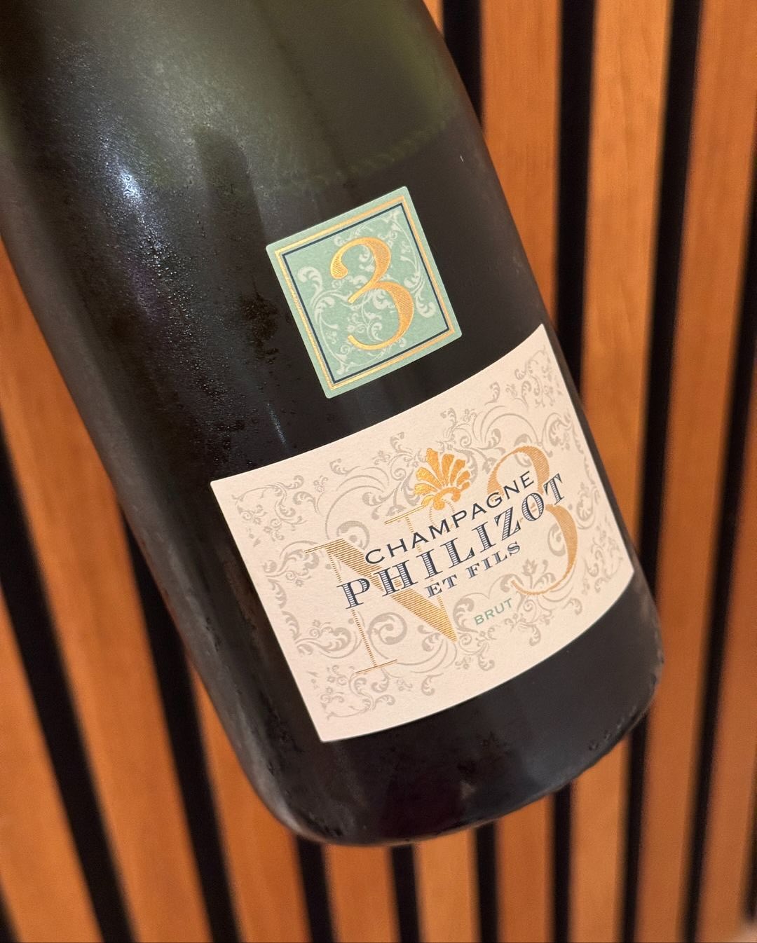 Manchmal sind es die unerwarteten Funde, die am meisten überraschen: Diese Flasche @champagnephilizotetfils – Numéro 3 Brut habe ich in einem kleinen, ländlichen Supermarkt entd… (6)