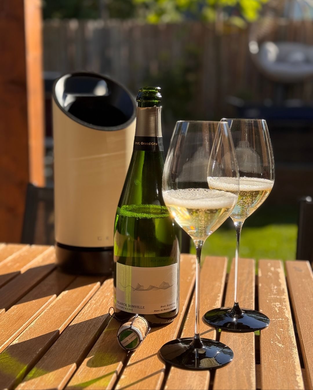 Manchmal sind es die kleinen Details, die im Gedächtnis bleiben: Unter der Folie des @champagne_franck_bonville – Brut Grand Cru Blanc de Blancs steht „Au rythme de la nature“ –… (1)