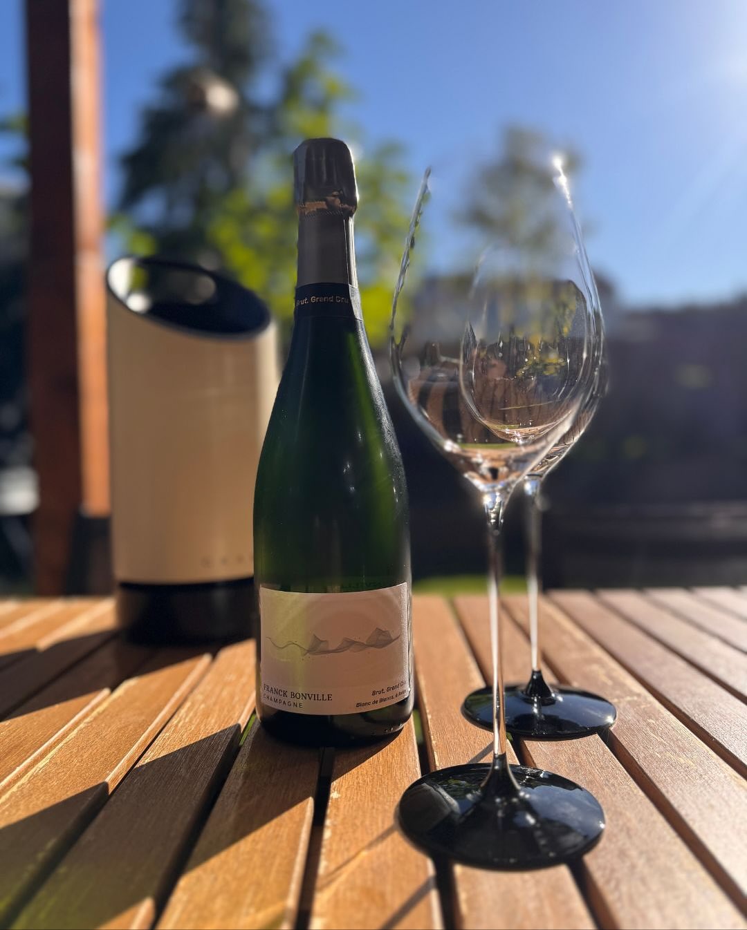 Manchmal sind es die kleinen Details, die im Gedächtnis bleiben: Unter der Folie des @champagne_franck_bonville – Brut Grand Cru Blanc de Blancs steht „Au rythme de la nature“ –… (3)