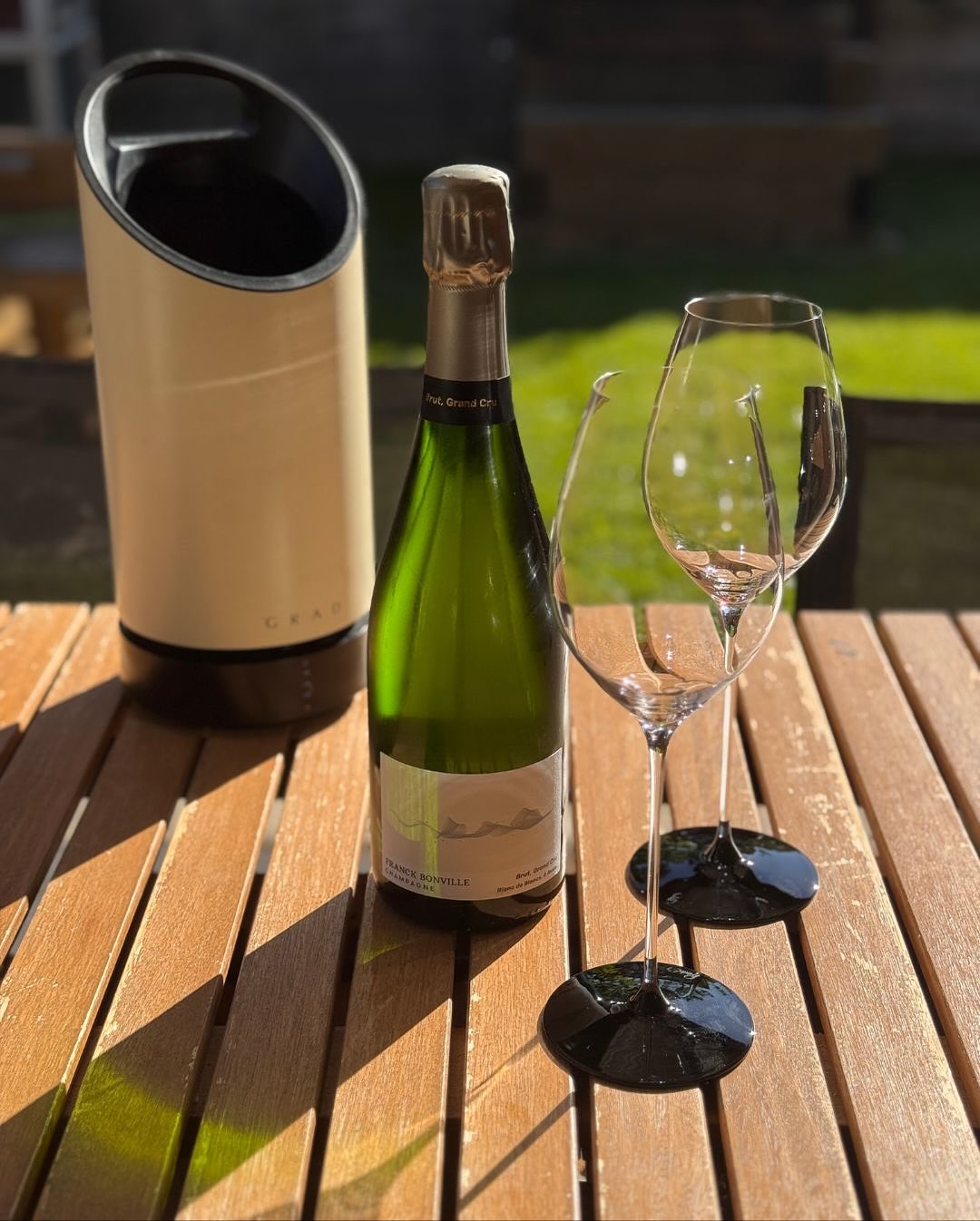 Manchmal sind es die kleinen Details, die im Gedächtnis bleiben: Unter der Folie des @champagne_franck_bonville – Brut Grand Cru Blanc de Blancs steht „Au rythme de la nature“ –… (4)
