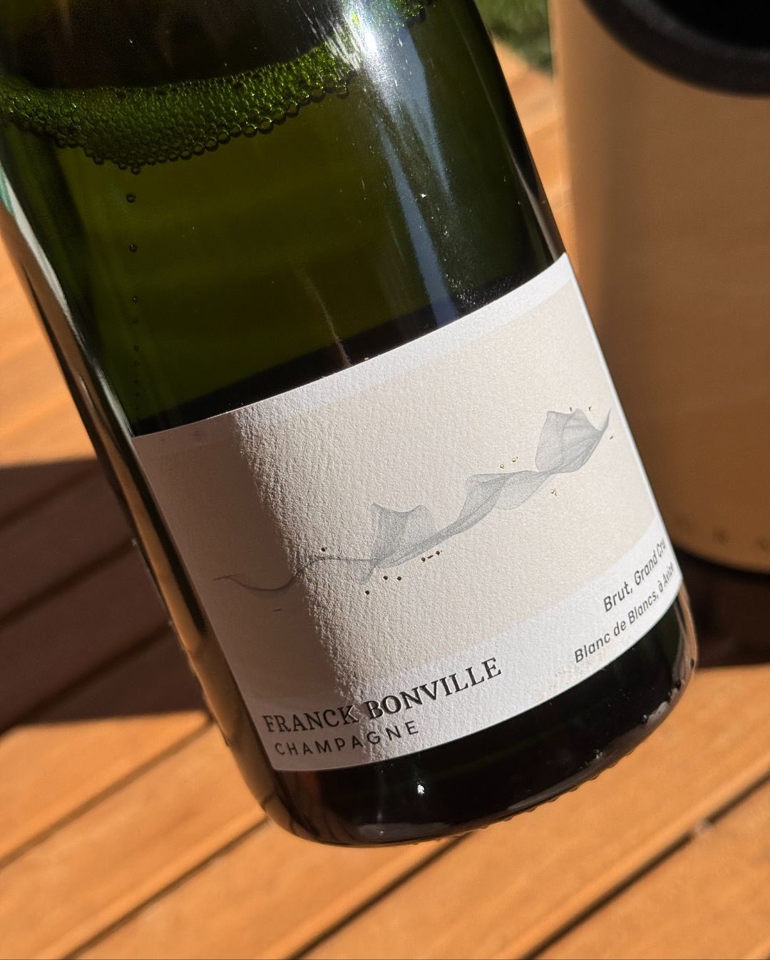 Manchmal sind es die kleinen Details, die im Gedächtnis bleiben: Unter der Folie des @champagne_franck_bonville – Brut Grand Cru Blanc de Blancs steht „Au rythme de la nature“ –… (9)