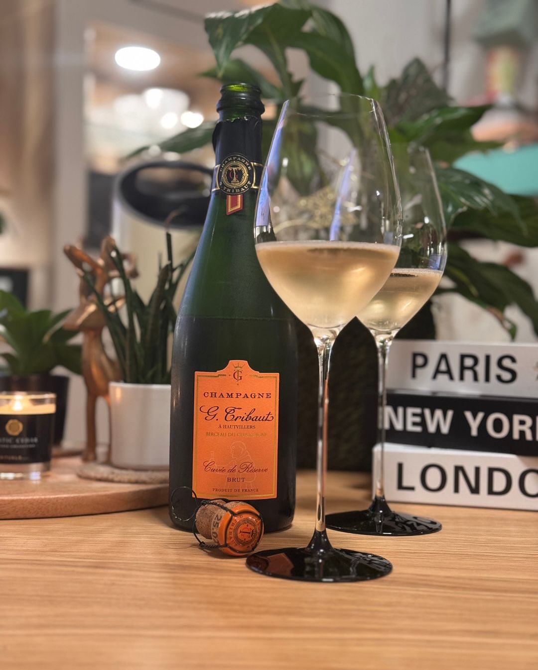 Sonntagabend, alles vorbereitet für die neue Woche – und zum Abschluss eine Flasche, die schon beim Öffnen nach Geschichten riecht: @champagne_g.tribaut – Cuvée de Réserve. G. T… (1)