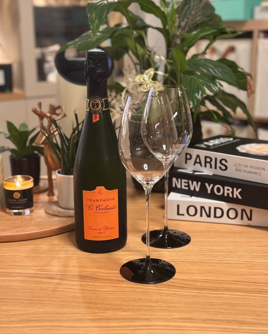 Sonntagabend, alles vorbereitet für die neue Woche – und zum Abschluss eine Flasche, die schon beim Öffnen nach Geschichten riecht: @champagne_g.tribaut – Cuvée de Réserve. G. T… (3)
