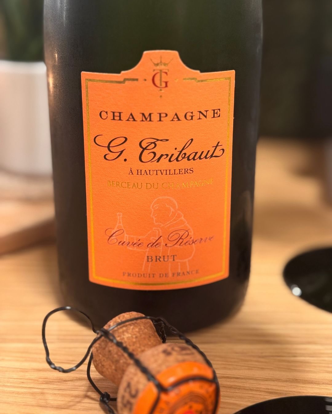 Sonntagabend, alles vorbereitet für die neue Woche – und zum Abschluss eine Flasche, die schon beim Öffnen nach Geschichten riecht: @champagne_g.tribaut – Cuvée de Réserve. G. T… (8)