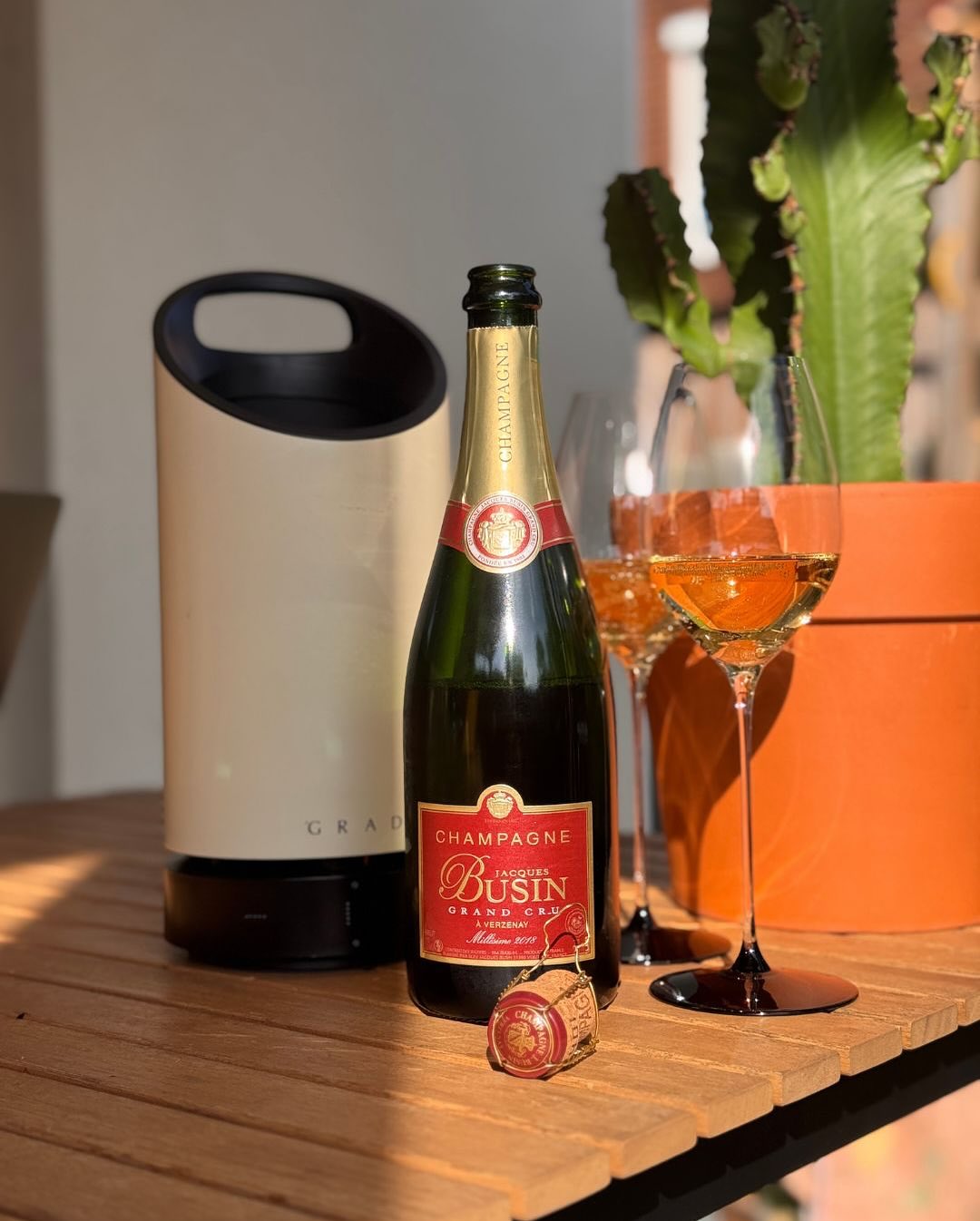 Der 2018er Millésime von @champagnejacquesbusin kombiniert Grand-Cru-Trauben aus Verzenay mit fünf Jahren Reifezeit – und liefert genau das, was man sich von einem klassisch aus… (1)