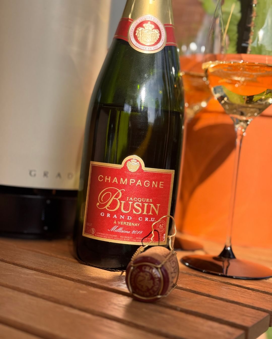 Der 2018er Millésime von @champagnejacquesbusin kombiniert Grand-Cru-Trauben aus Verzenay mit fünf Jahren Reifezeit – und liefert genau das, was man sich von einem klassisch aus… (3)