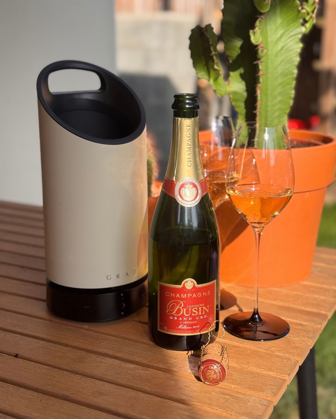 Der 2018er Millésime von @champagnejacquesbusin kombiniert Grand-Cru-Trauben aus Verzenay mit fünf Jahren Reifezeit – und liefert genau das, was man sich von einem klassisch aus… (5)