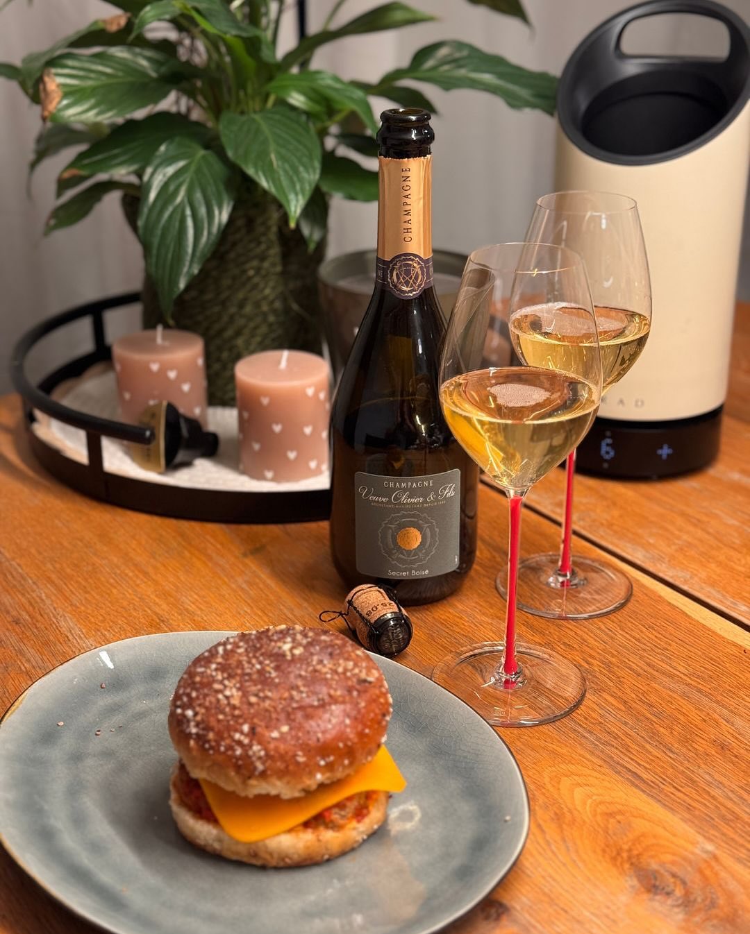 Aus den übrig gebliebenen Fleischbällchen vom Mittagessen wurden gestern Abend spontane Burger gebaut – mediterrane Meatballs, eine Scheibe Cheddar, rote Zwiebel, Jalapeños, Tom… (6)