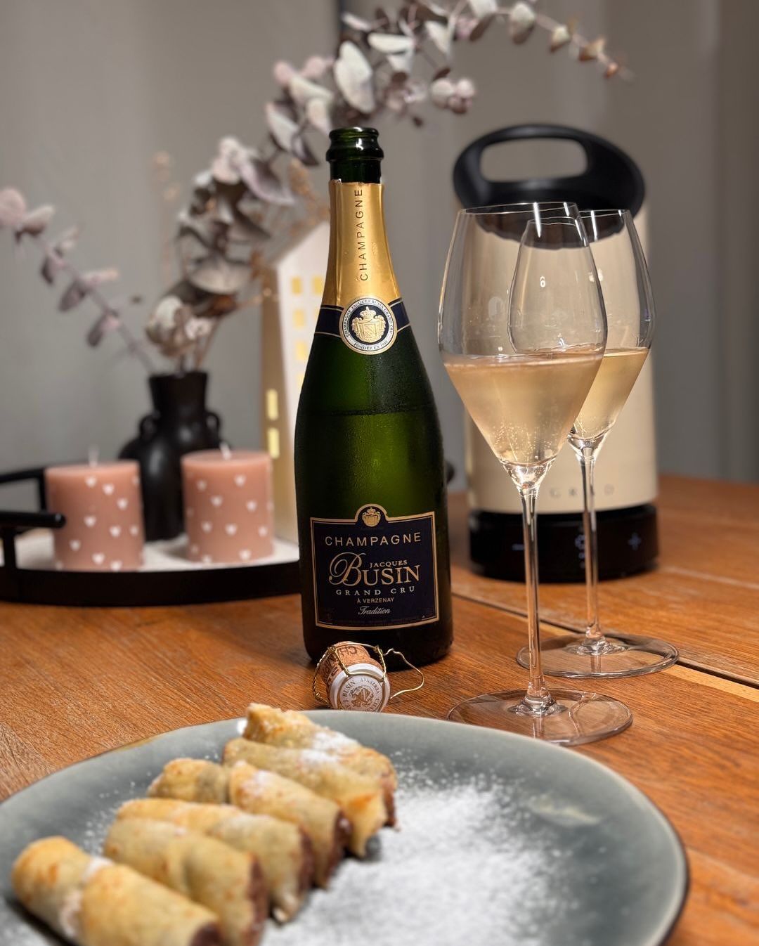 Der zweite und süße Part des zweierlei Palatschinken-Experiments – klassisch: mit Schokocreme und Staubzucker. Im Glas dazu der @champagnejacquesbusin – Tradition Demi Sec, etwa… (1)