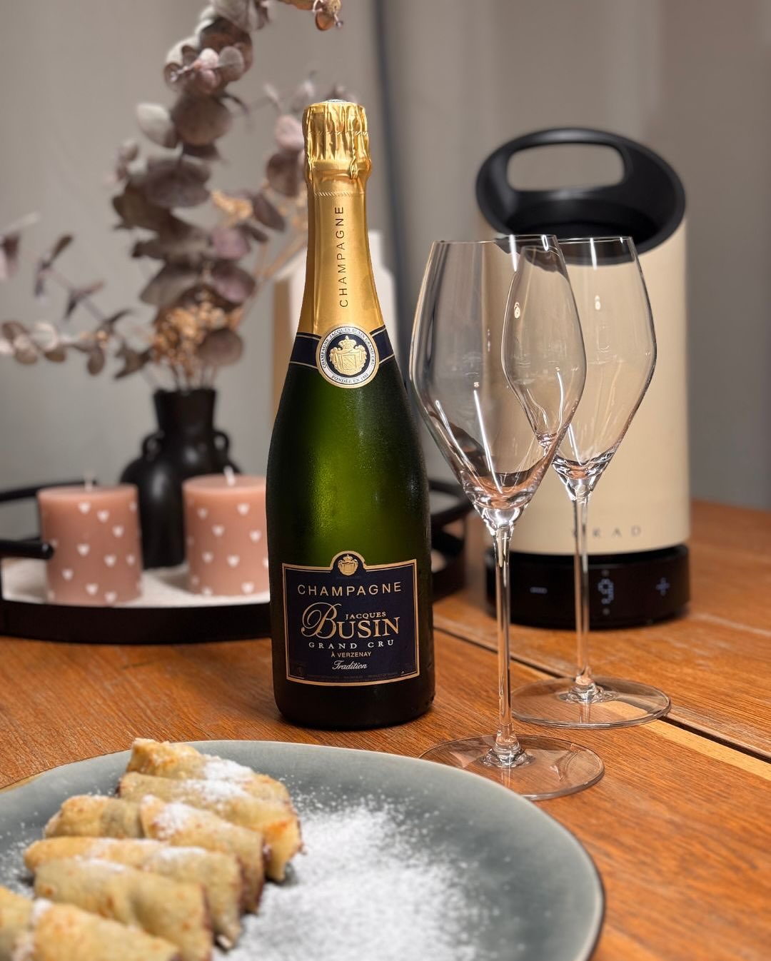 Der zweite und süße Part des zweierlei Palatschinken-Experiments – klassisch: mit Schokocreme und Staubzucker. Im Glas dazu der @champagnejacquesbusin – Tradition Demi Sec, etwa… (3)