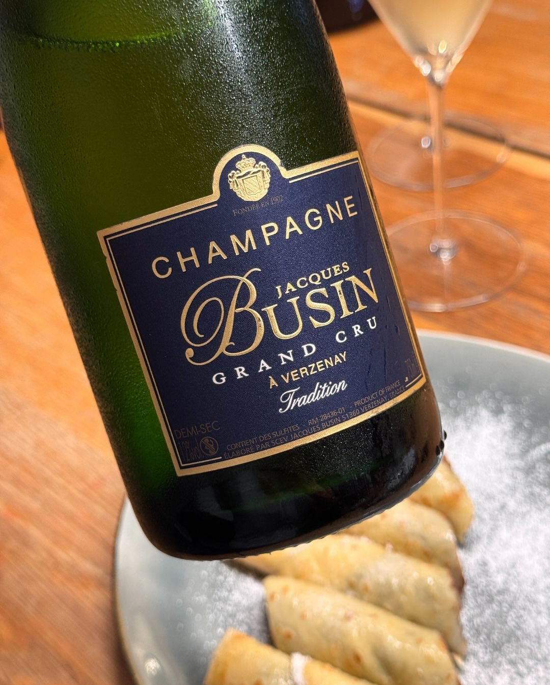 Der zweite und süße Part des zweierlei Palatschinken-Experiments – klassisch: mit Schokocreme und Staubzucker. Im Glas dazu der @champagnejacquesbusin – Tradition Demi Sec, etwa… (5)