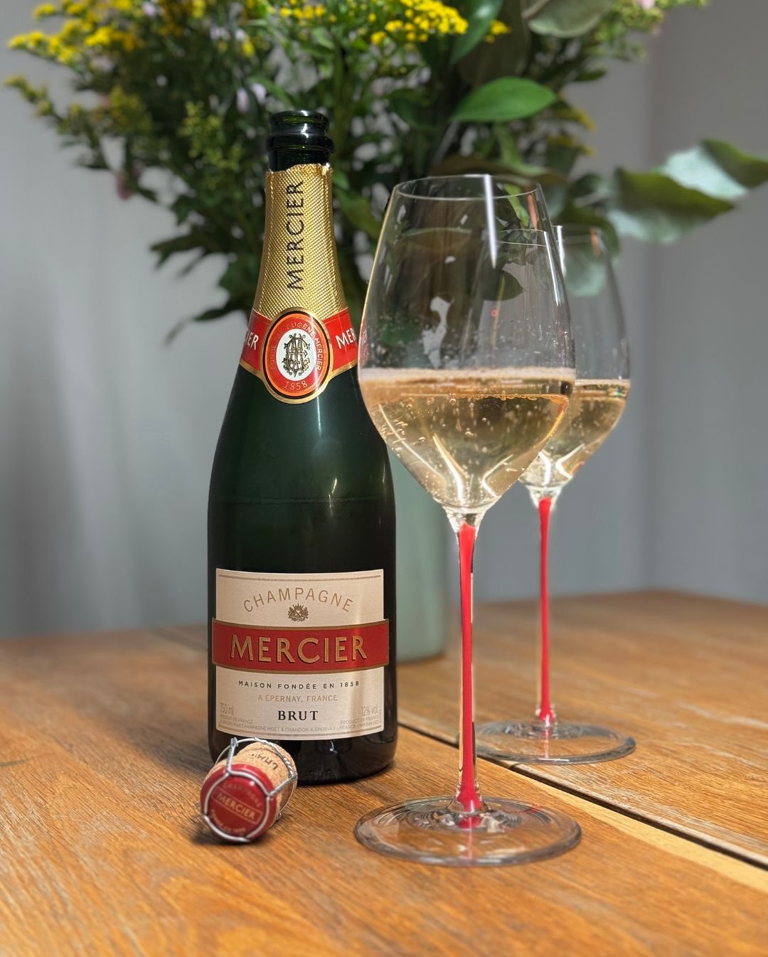 Eine Flasche, die ich vor einiger Zeit solo geöffnet habe. Angenehm zu trinken, unkompliziert und frisch – auch wenn diese Einstiegs-Cuvée von Mercier nicht unbedingt im Gedächt… (1)