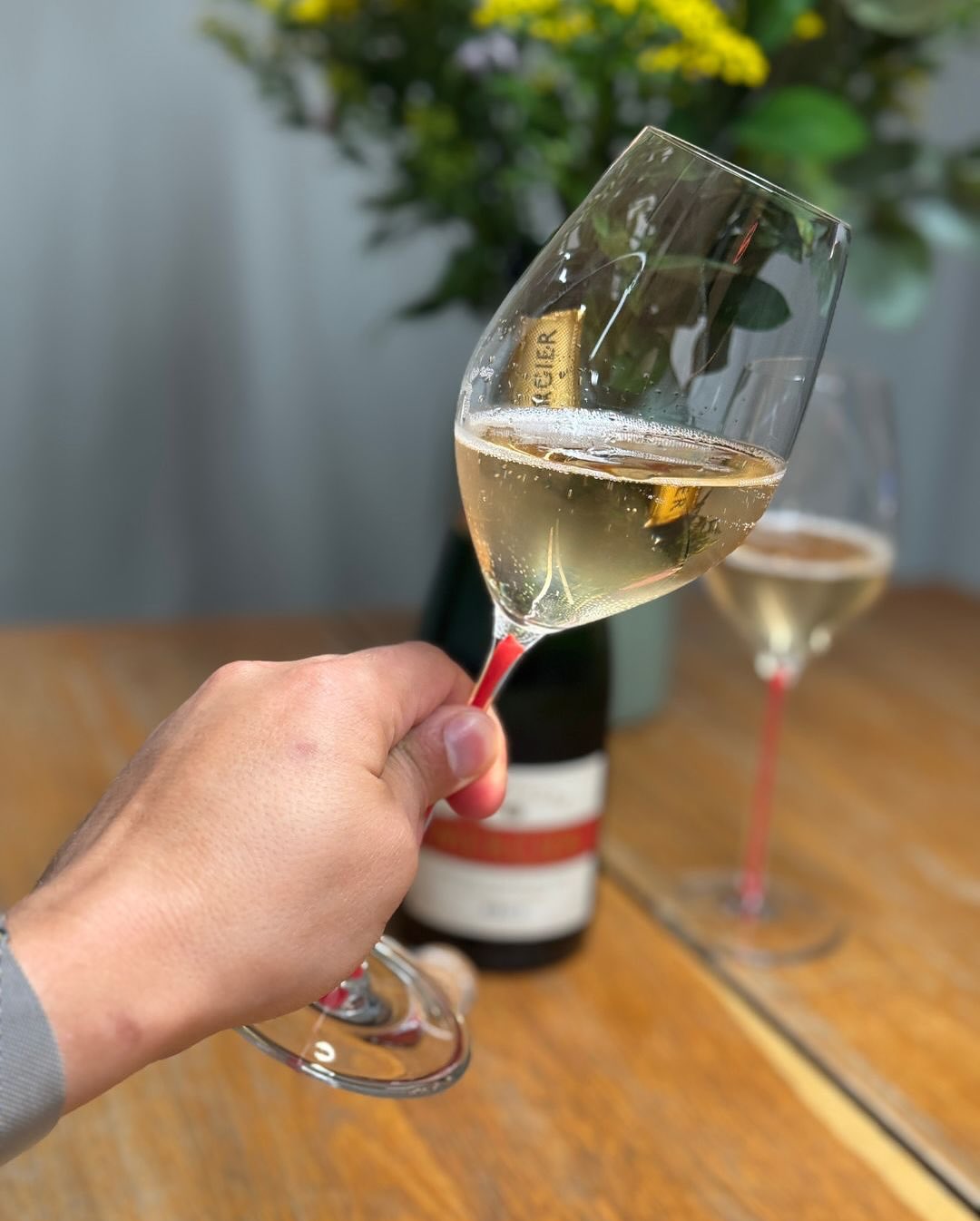 Eine Flasche, die ich vor einiger Zeit solo geöffnet habe. Angenehm zu trinken, unkompliziert und frisch – auch wenn diese Einstiegs-Cuvée von Mercier nicht unbedingt im Gedächt… (4)
