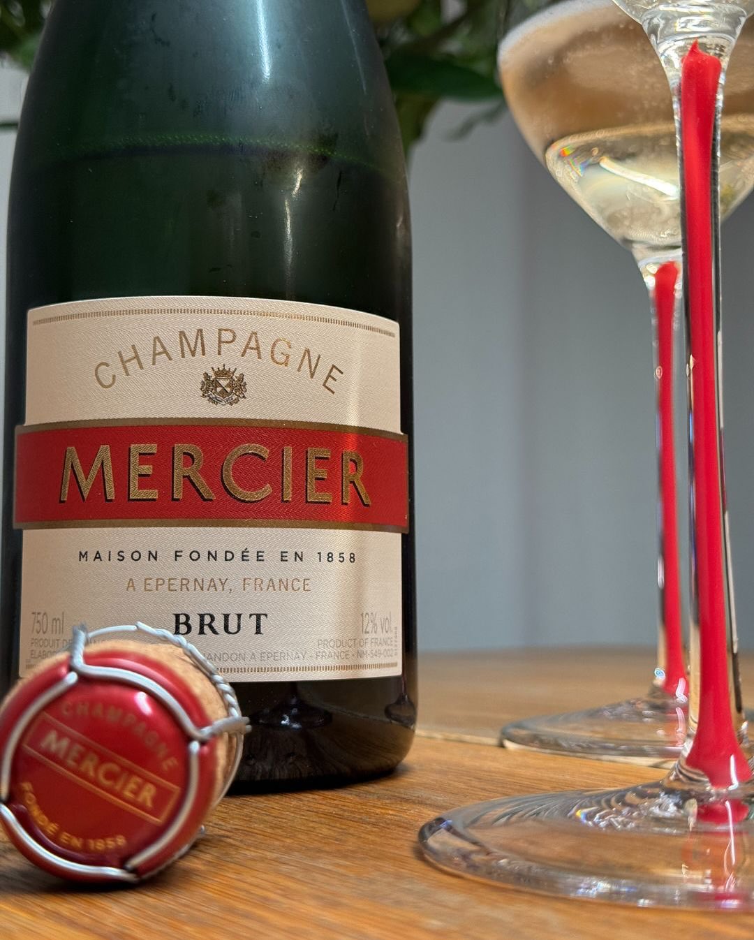 Eine Flasche, die ich vor einiger Zeit solo geöffnet habe. Angenehm zu trinken, unkompliziert und frisch – auch wenn diese Einstiegs-Cuvée von Mercier nicht unbedingt im Gedächt… (5)