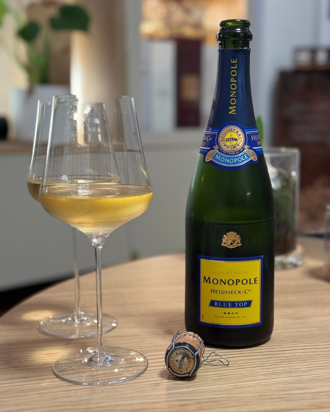 Nicht jede Flasche passt. Manchmal ist es der Moment, manchmal einfach der eigene Geschmack. So ging es mir mit dem @champagnemonopoleuk – Blue Top Brut, den ich im Dezember 202… (1)