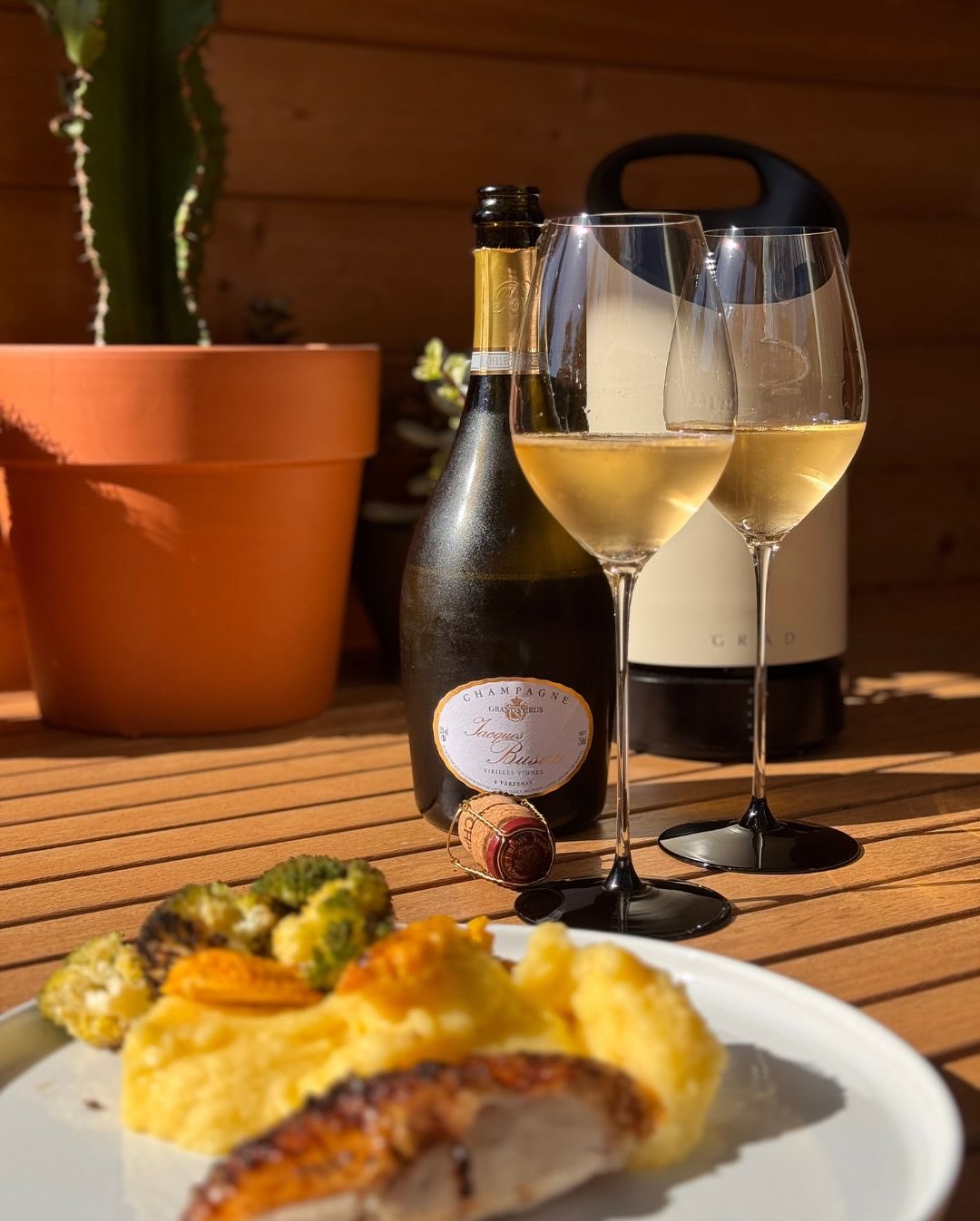 Zum Grillhendl gab es gestern @champagnejacquesbusin – Vieilles Vignes: Rotisserie-Huhn mit Kartoffelpüree, gegrilltem Mais und Brokkoli – ein bodenständiges Wohlfühlgericht. De… (1)