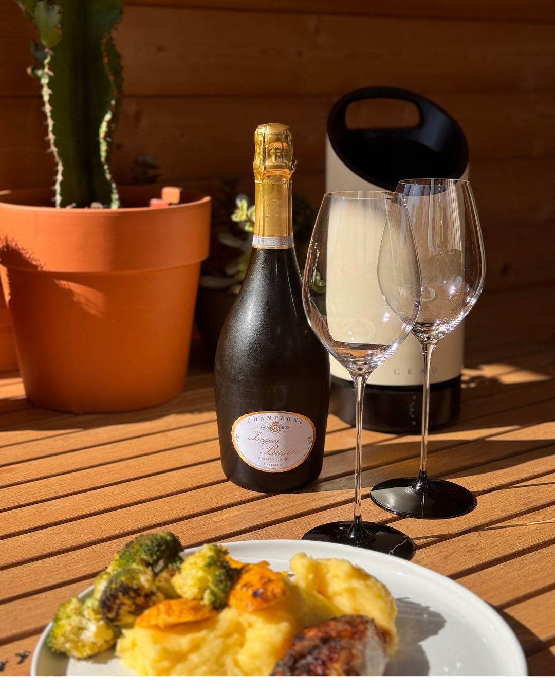 Zum Grillhendl gab es gestern @champagnejacquesbusin – Vieilles Vignes: Rotisserie-Huhn mit Kartoffelpüree, gegrilltem Mais und Brokkoli – ein bodenständiges Wohlfühlgericht. De… (3)