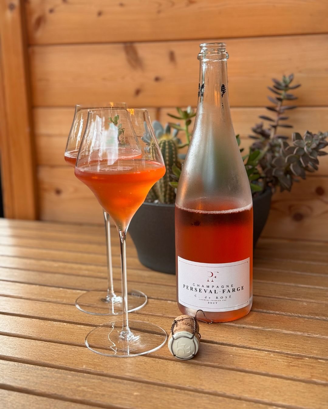 Diesen C. de Rosé von @persevalfarge haben wir gestern Abend geöffnet – schon zu kühl, um einfach so draußen zu sitzen. Aber mit einer großen Kerze, die ordentlich Wärme abstrah… (1)