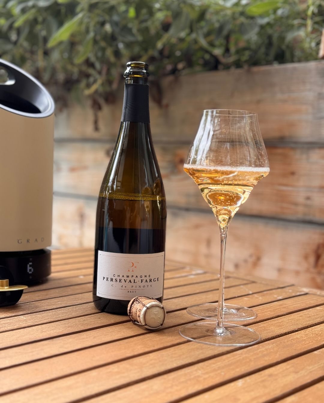 Gestern habe ich den @persevalfarge – C. de Pinots geöffnet. Ein Brut, aber erstaunlich straff mit der geringen Dosage – genau wie der Tag, der uns trotz kühler Luft und mit ang… (1)