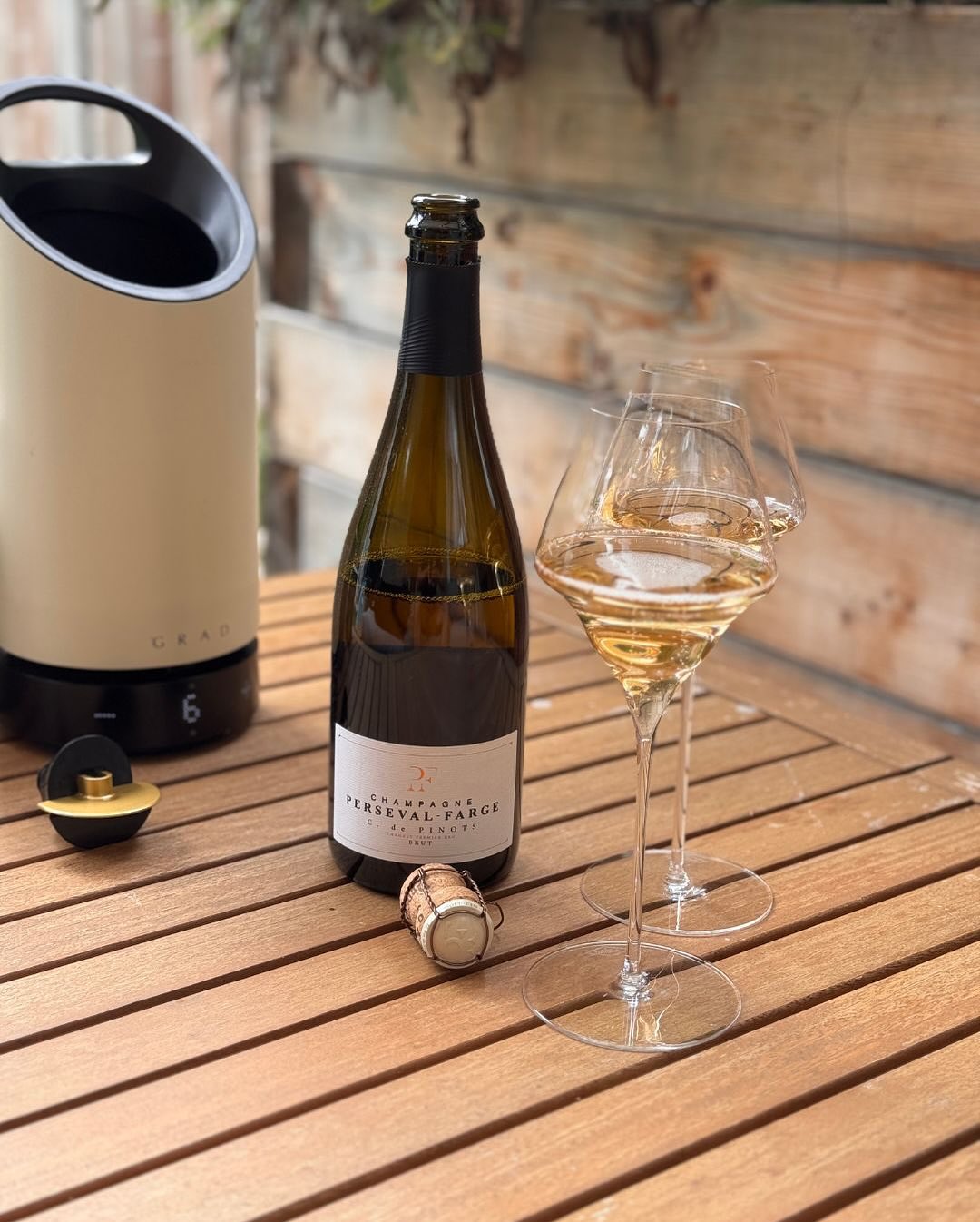 Gestern habe ich den @persevalfarge – C. de Pinots geöffnet. Ein Brut, aber erstaunlich straff mit der geringen Dosage – genau wie der Tag, der uns trotz kühler Luft und mit ang… (5)