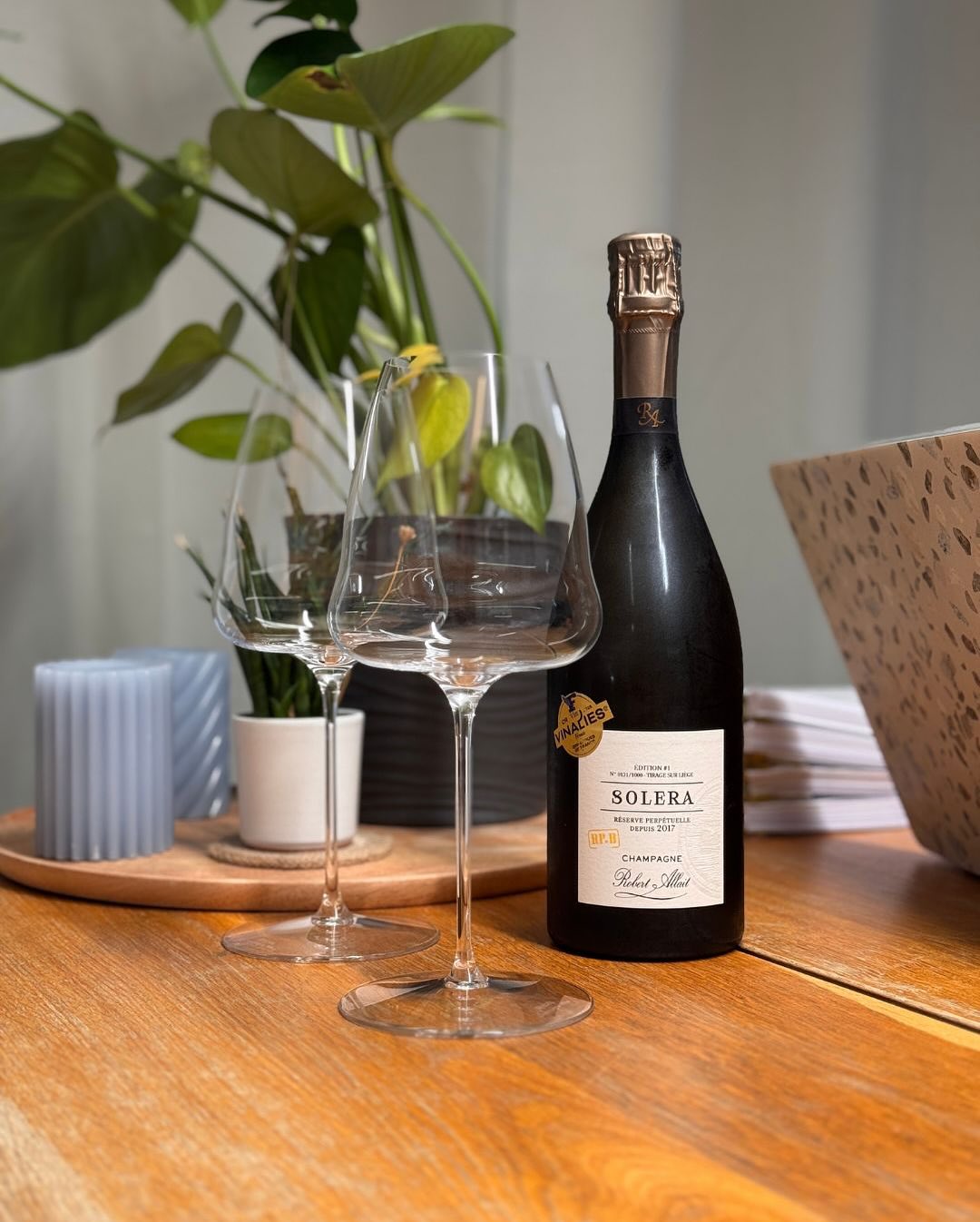 Gleicher Champagner -> der Solera RP.B – Extra Brut von @champagnerobertallait Drei Gläser -> Drei komplett verschiedene Erlebnisse. -> @josephinenhutte No. 4: Eleganz & Finesse… (3)