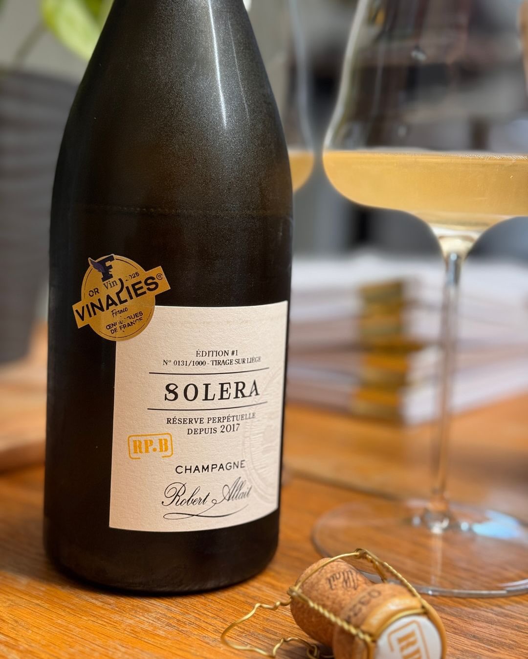 Gleicher Champagner -> der Solera RP.B – Extra Brut von @champagnerobertallait Drei Gläser -> Drei komplett verschiedene Erlebnisse. -> @josephinenhutte No. 4: Eleganz & Finesse… (7)