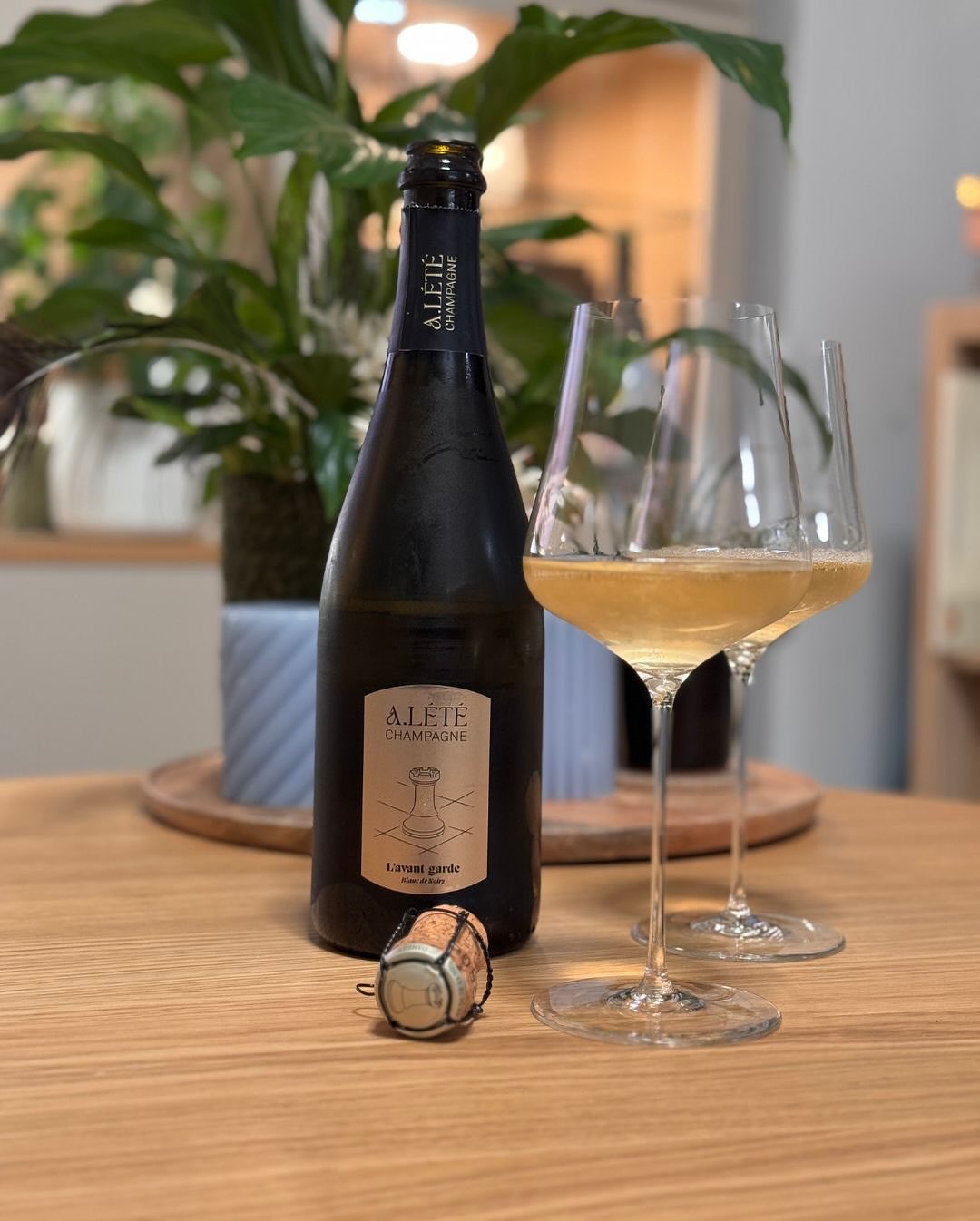 Gestern Abend habe ich die erste Flasche aus meiner neuen Lieferung von @champagnealete geöffnet: den L’Avant-Garde Blanc de Noirs. Eigentlich ein Champagner, den ich eher zu ei… (1)