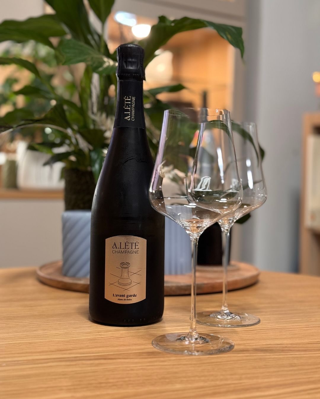 Gestern Abend habe ich die erste Flasche aus meiner neuen Lieferung von @champagnealete geöffnet: den L’Avant-Garde Blanc de Noirs. Eigentlich ein Champagner, den ich eher zu ei… (3)