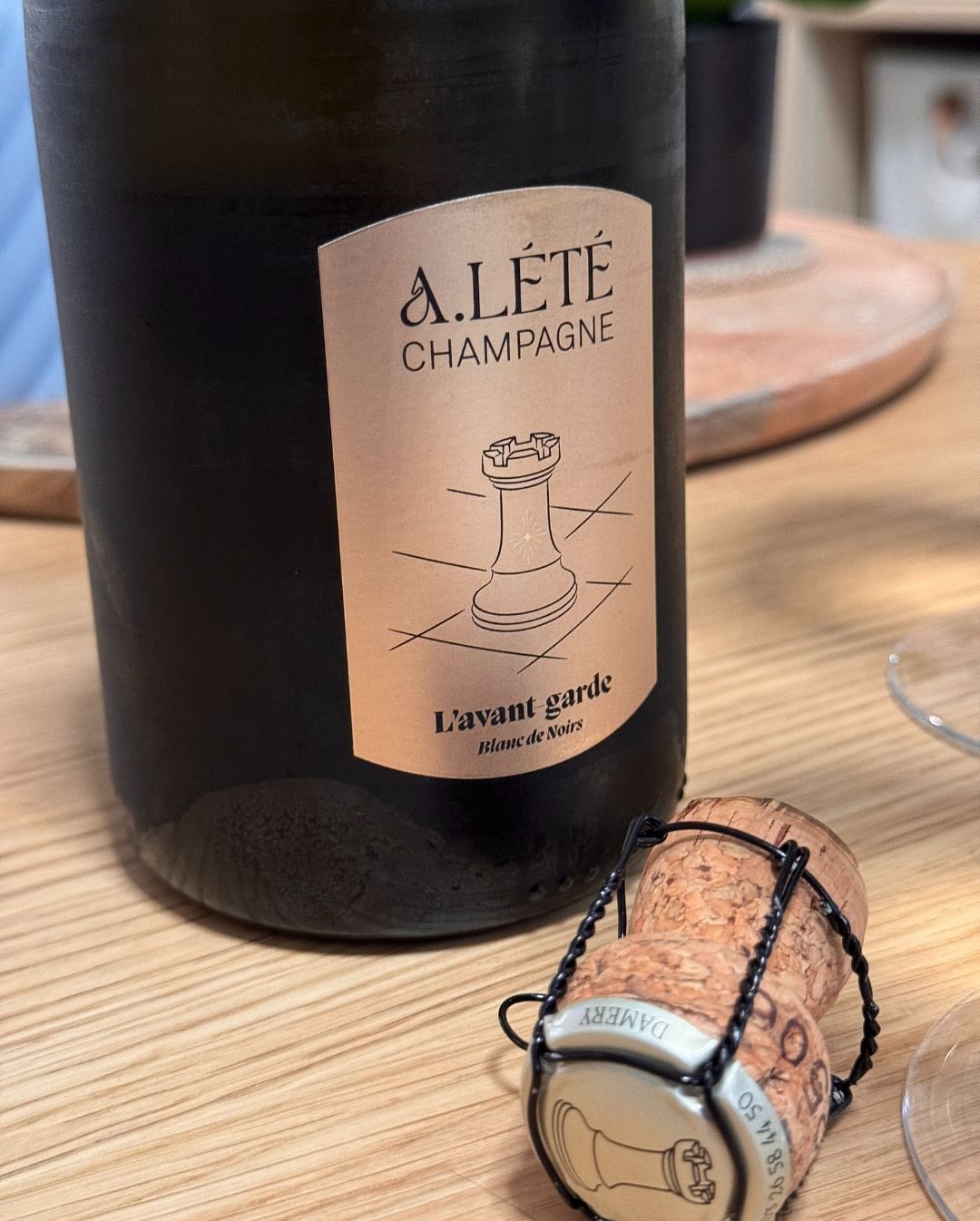 Gestern Abend habe ich die erste Flasche aus meiner neuen Lieferung von @champagnealete geöffnet: den L’Avant-Garde Blanc de Noirs. Eigentlich ein Champagner, den ich eher zu ei… (5)